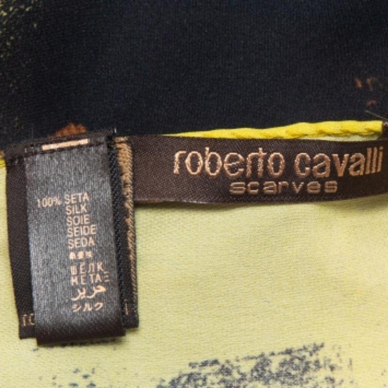Roberto Cavalli Chal de seda con estampado de camuflaje multicolor en venta 3