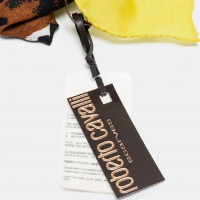 Roberto Cavalli Chal de seda con estampado de camuflaje multicolor en venta 4