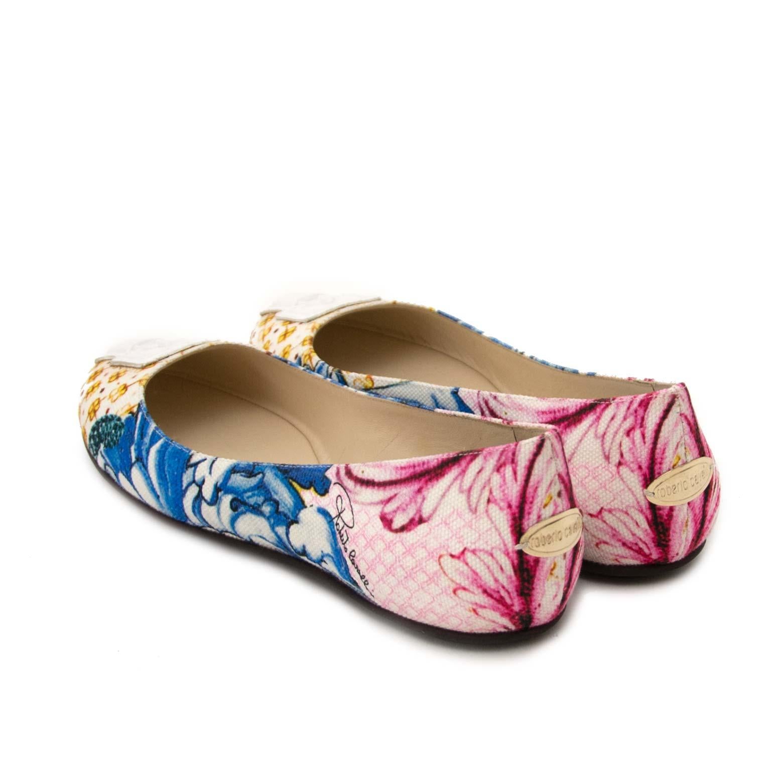 Never Worn!

Roberto Cavalli Multicolor Flats - size 37

Roberto Cavalli is known for creating bold, colorful and stylish pieces that convey the atmosphere of the wild nature. Every piece is unique, yet wearable and fit for every occasion. 

These