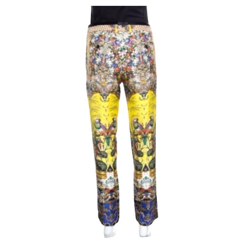 Questi favolosi pantaloni di Roberto Cavalli sono chic, moderni e molto eleganti. I pantaloni sono realizzati in seta al 100% e sono bellissimi grazie al motivo floreale multicolore e alla stampa di uccelli. Dotato di chiusura con passanti e quattro