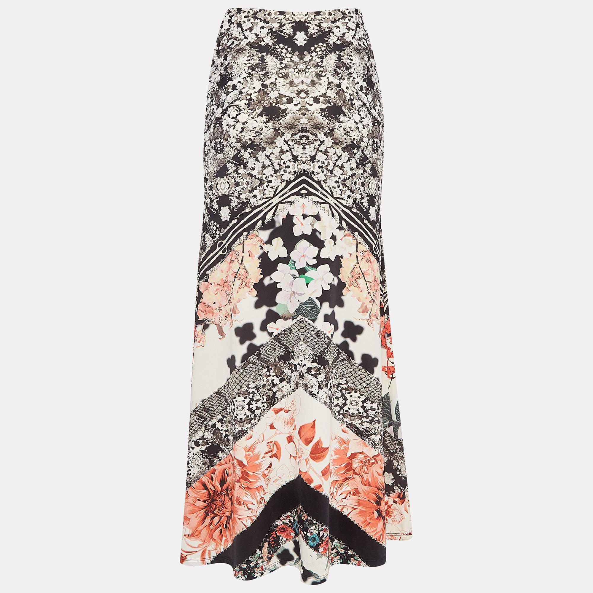 Experience the charm of designer clothing with this gorgeous skirt. Made from quality fabrics, the skirt has a simple allure and a great fit. Pair it up with a tailored blouse or a simple top and high heels.