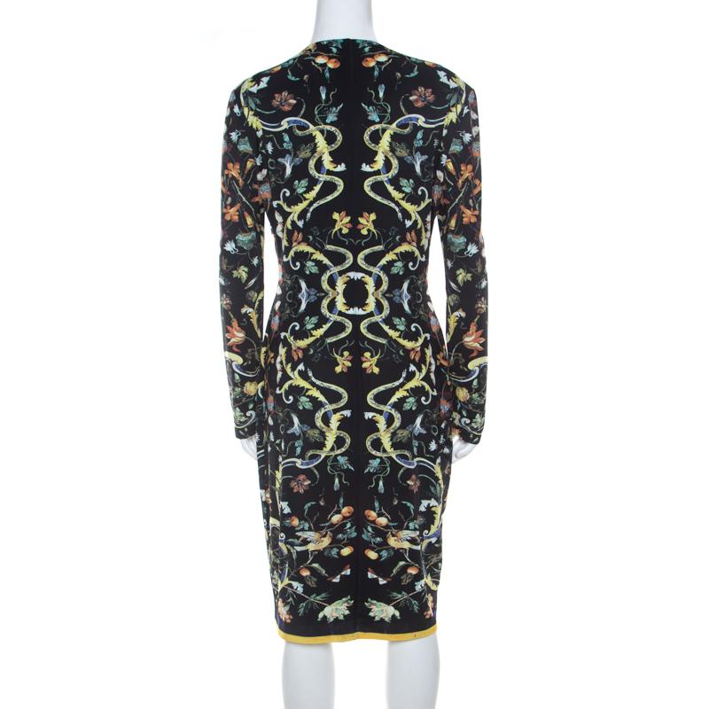 This gorgeous midi dress from Roberto Cavalli promises that you'll never go unnoticed whenever you slip into it! The timeless creation is made of a blend of fabrics and features lovely prints. It flaunts a plunging neckline, long sleeves and midi