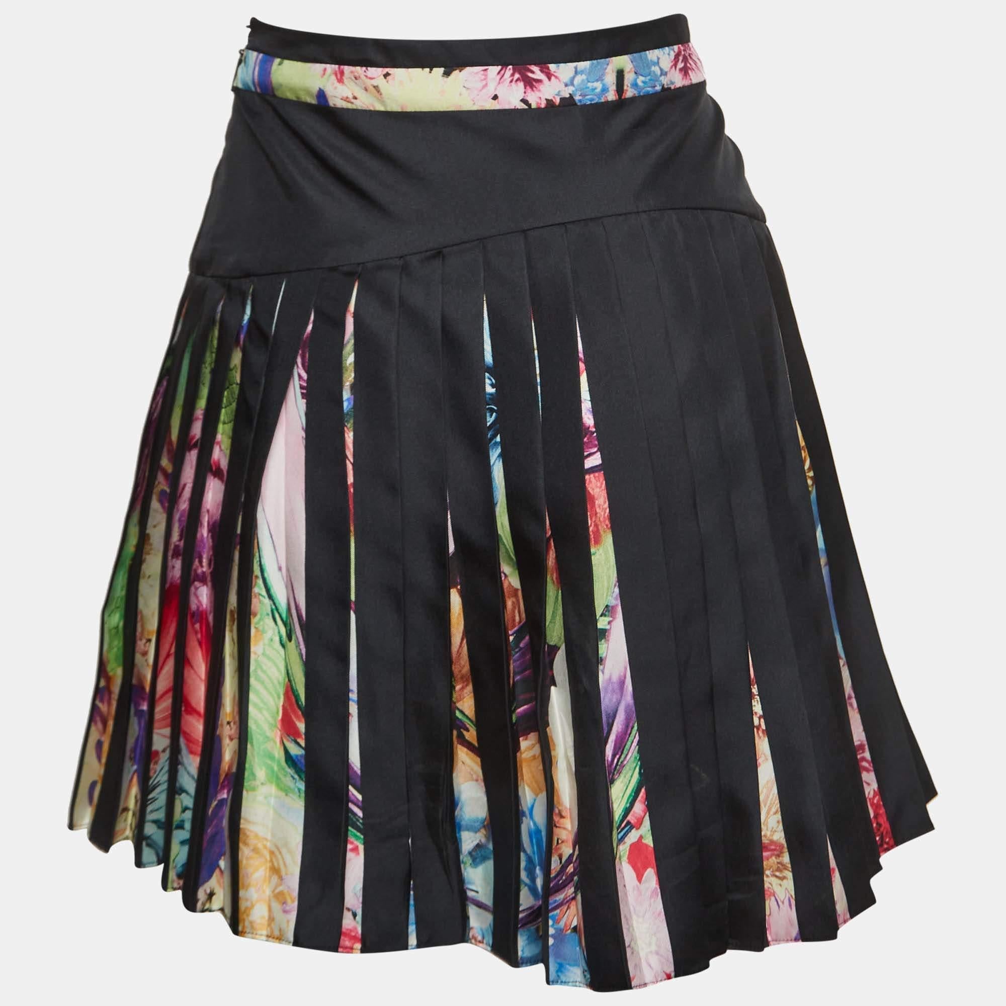 This lovely skirt is beautifully stitched from fine fabric. The comfy designer skirt has a flattering silhouette. Pair it with a simple top and strappy heels for a chic look.