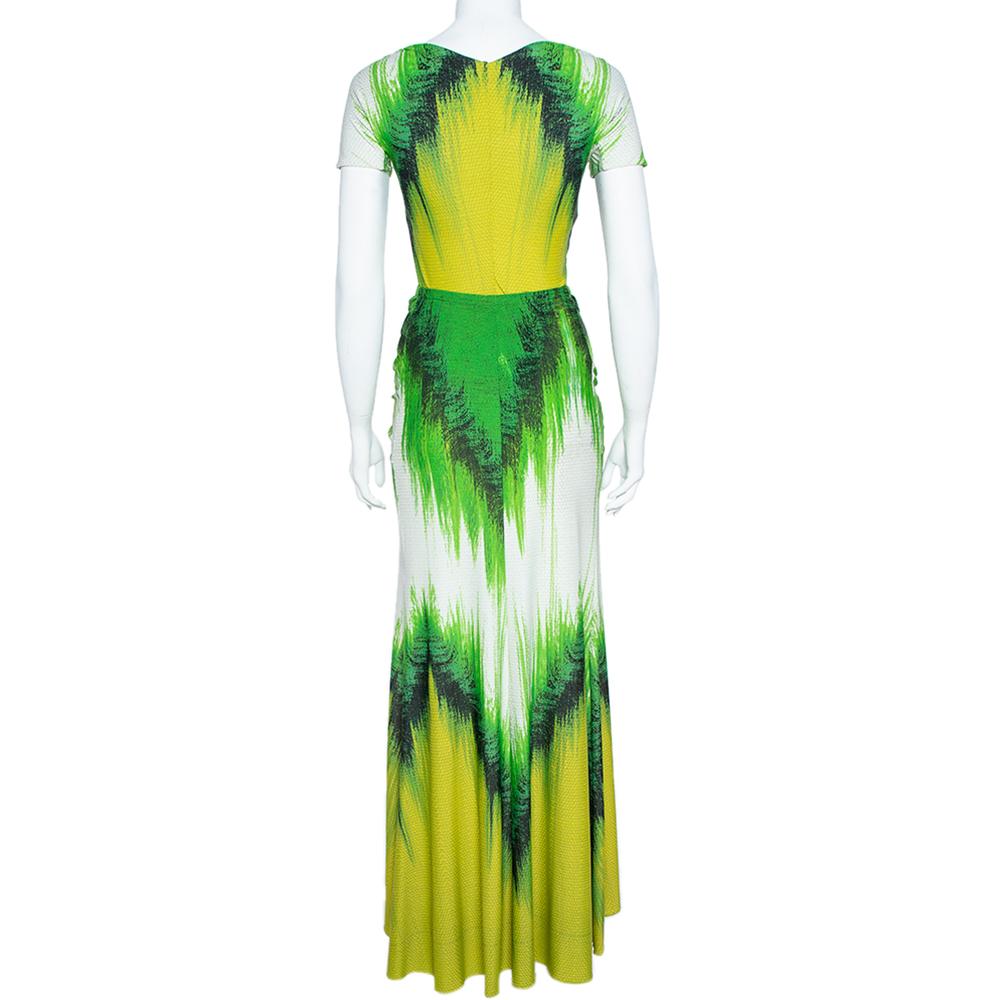 Qué mejor manera de disfrutar del verano que enfundándote en este increíble conjunto de falda de Roberto Cavalli. Con un top bien diseñado y una falda larga a juego, este conjunto está hecho de un tejido de punto de calidad con un bonito estampado