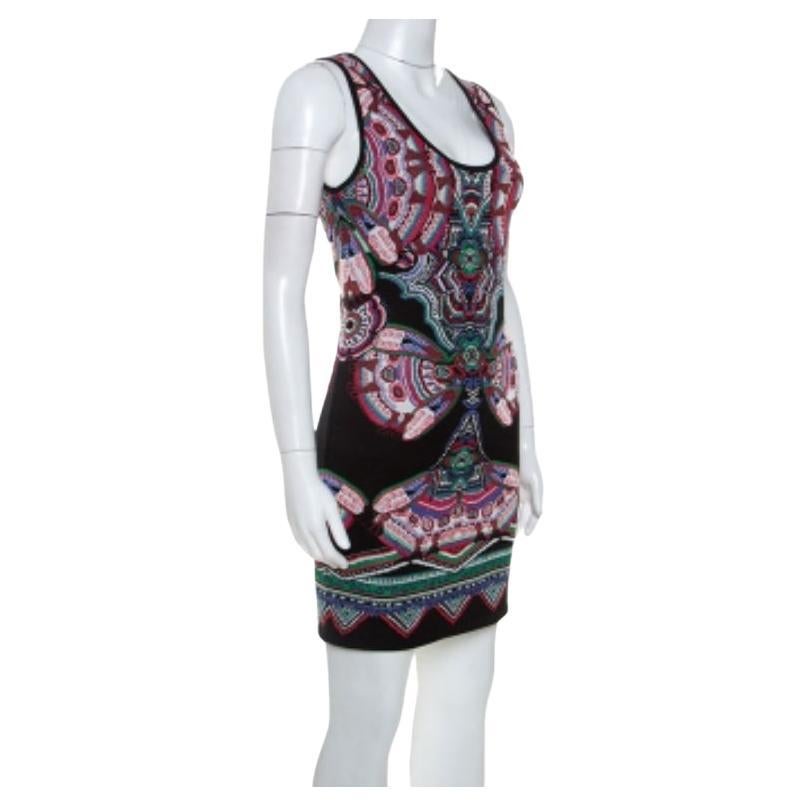 Pour éblouir la foule avec votre déclaration de style étonnante, choisissez cette robe multicolore de Roberto Cavalli. Conçue dans une silhouette ajustée, la robe est sans manches, avec une encolure ronde et un imprimé intéressant sur toute sa