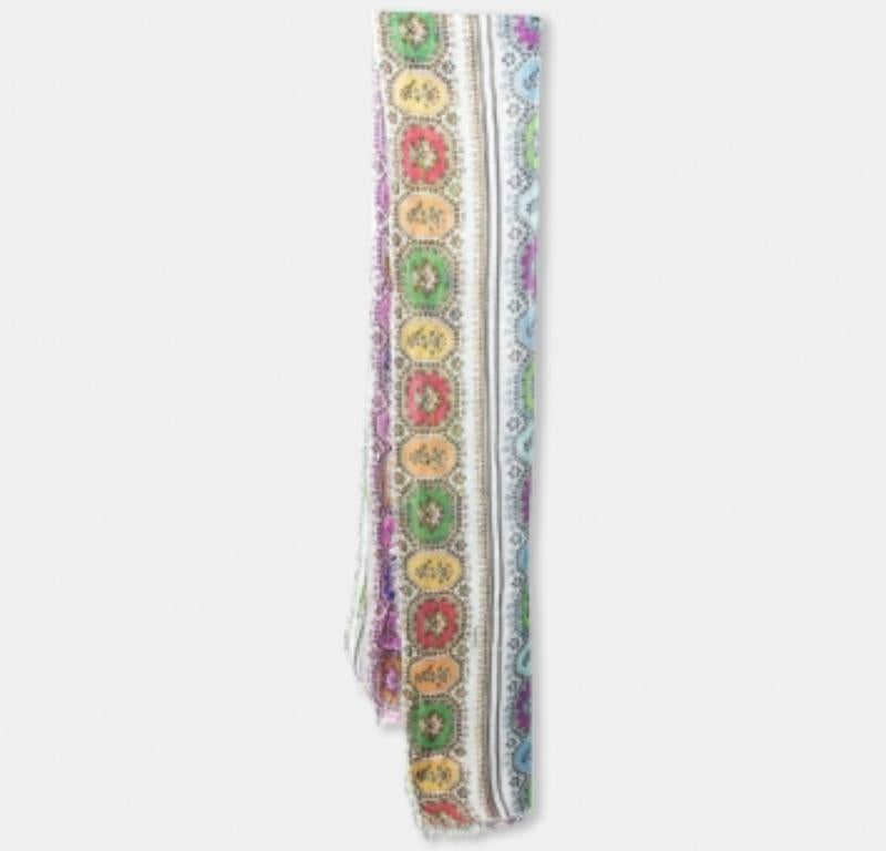 L'imprimé multicolore saisissant fait de cette écharpe Roberto Cavalli une pièce phare de votre garde-robe. Il est cousu avec le souci du détail et les franges complètent la création.