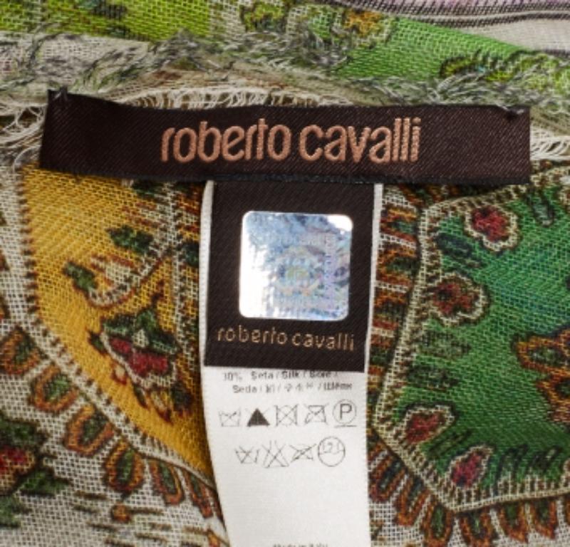 Roberto Cavalli - Écharpe à franges en cachemire imprimé multicolore Bon état - En vente à Dubai, Al Qouz 2