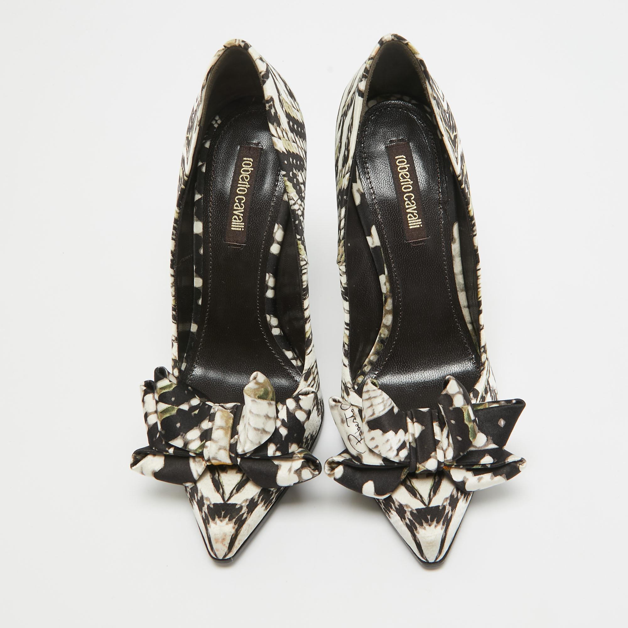 Nero Roberto Cavalli Pumps con fiocco in tessuto stampato multicolore misura 36 in vendita