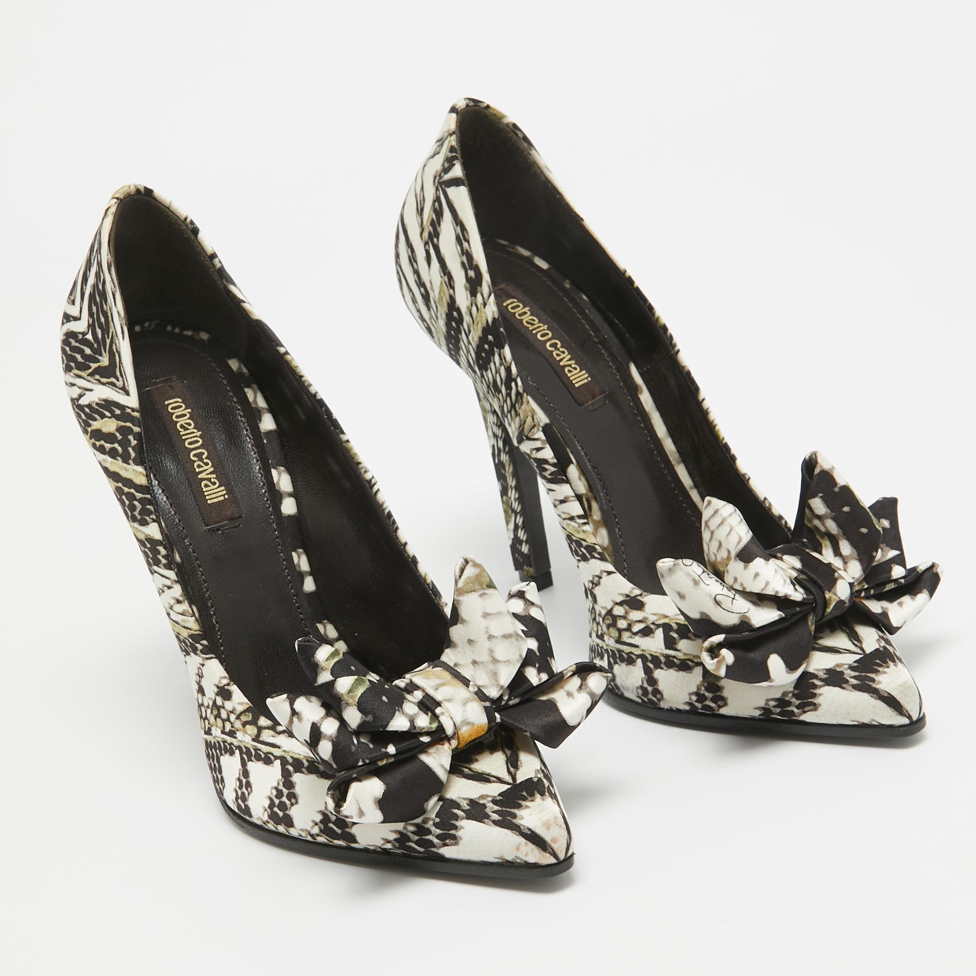 Roberto Cavalli Pumps con fiocco in tessuto stampato multicolore misura 36 In condizioni discrete in vendita a Dubai, Al Qouz 2