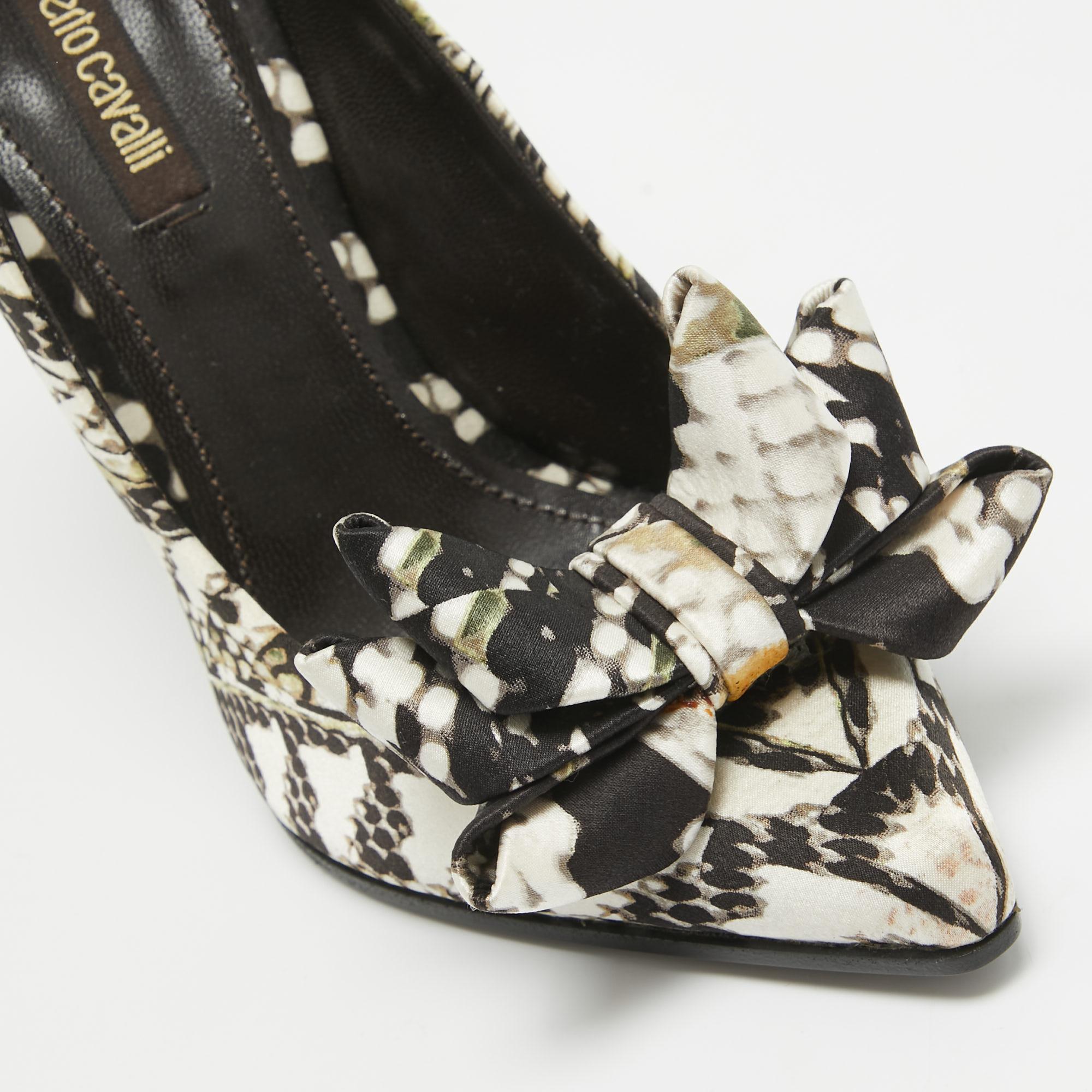 Roberto Cavalli Pumps con fiocco in tessuto stampato multicolore misura 36 in vendita 2