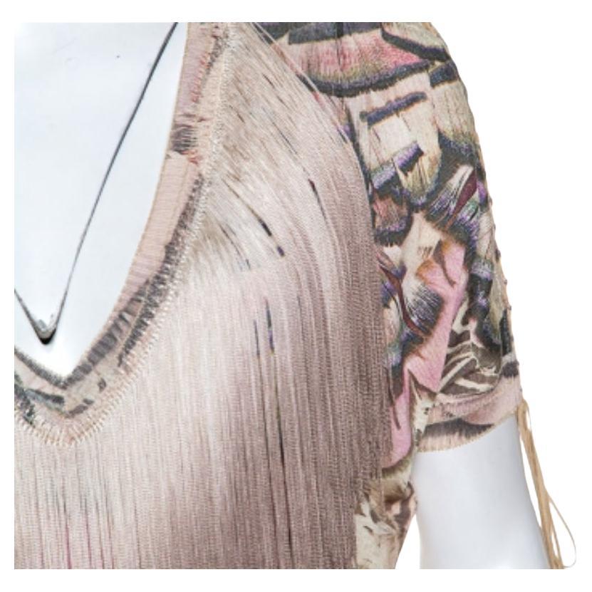 Ce magnifique top de Roberto Cavalli est là pour vous donner une allure divine à la mode. Confectionné dans des tissus de qualité, ce haut présente une encolure en V, des imprimés sur toute la surface et des franges sur le devant pour mettre en