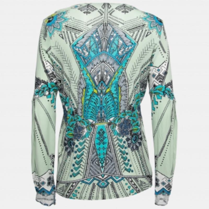 Indossa questo top per trovare stile e comfort. Abbinalo a un paio di jeans e a delle scarpe basse.