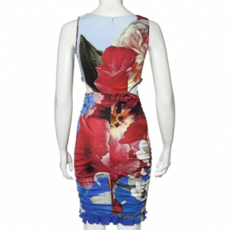 Faites tourner les têtes en portant cette ravissante robe signée Roberto Cavalli. Il arbore un imprimé floral multicolore sur toute sa surface et présente des découpes sur les côtés qui apportent une touche artistique à cette pièce féminine. La mini