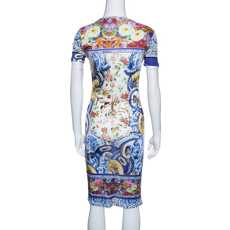 This gorgeous multicoloured printed dress is the ideal piece for your off-duty affairs. This urbane creation from the house of Roberto Cavalli features an elegant design with short sleeves and a round neck, making it a must-have in your