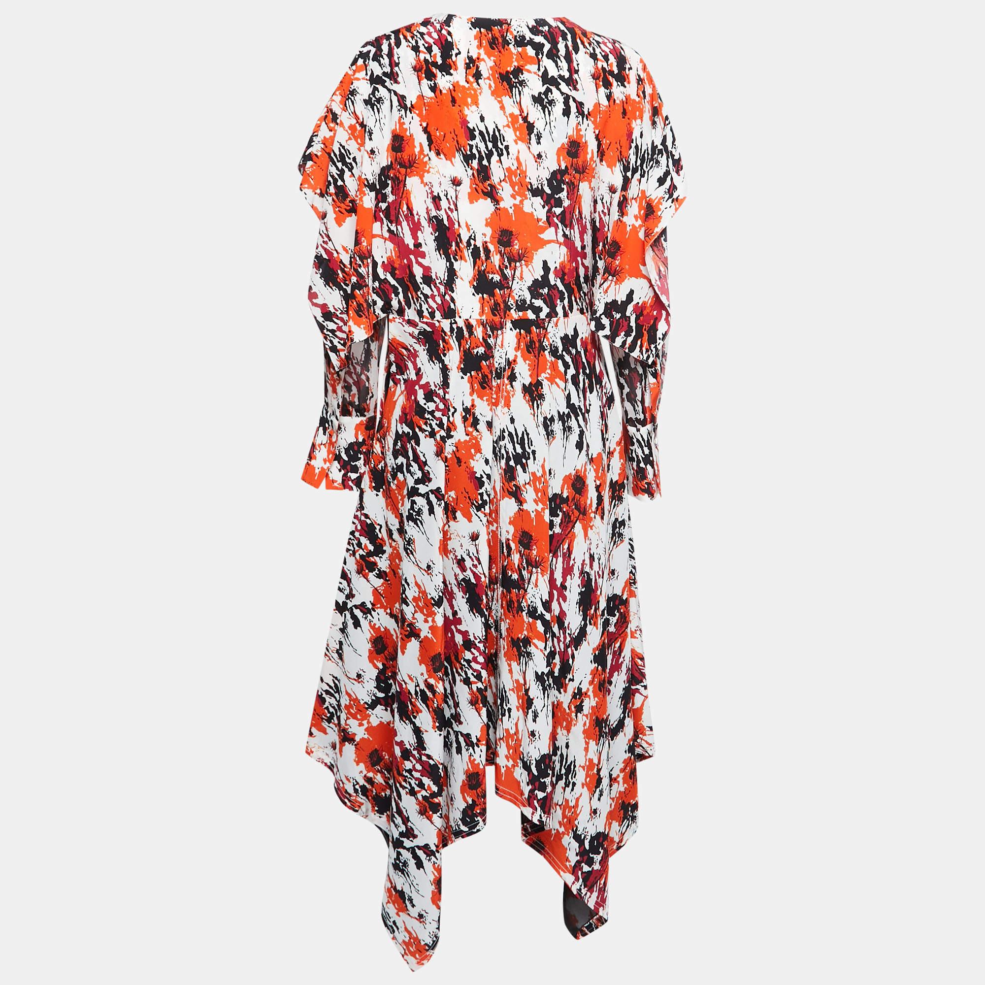 Verleihen Sie Ihrem Sommeroutfit mit diesem wunderschönen Kleid von Roberto Cavalli einen Hauch von Eleganz. Dieses Kleid kann mit auffälligen Accessoires kombiniert werden, um einen schicken Look zu erhalten.

Enthält: Preisschild