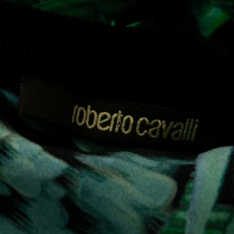 Choose all-day comfort with this Roberto Cavalli T-shirt. Beautifully tailored, the silk T-shirt featuring a round neckline, long sleeves, and vibrant prints, guarantees quality and fresh style.