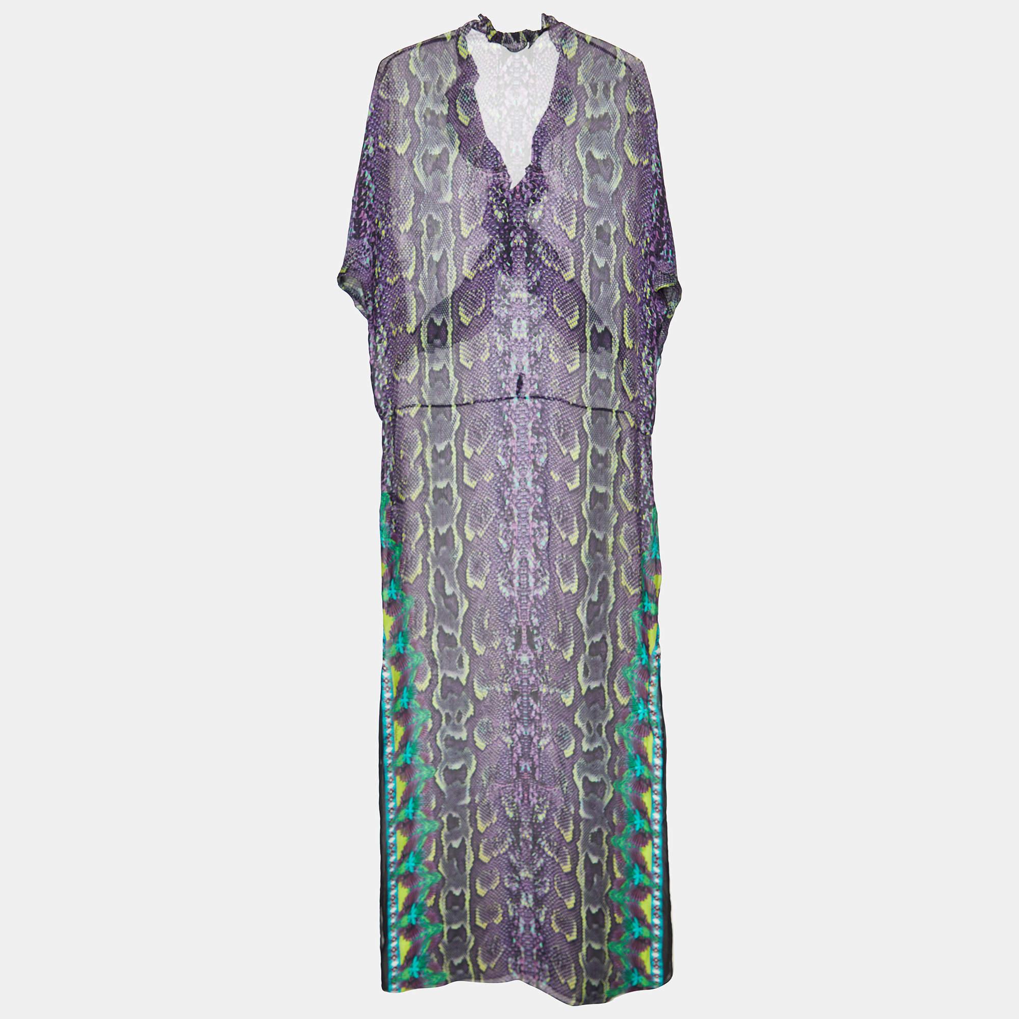 This stylish maxi dress is a fashionable and versatile piece that exudes elegance and comfort. With its long silhouette, it provides a flattering and feminine look. Designed with chic details and unique cuts, it effortlessly combines fashion and