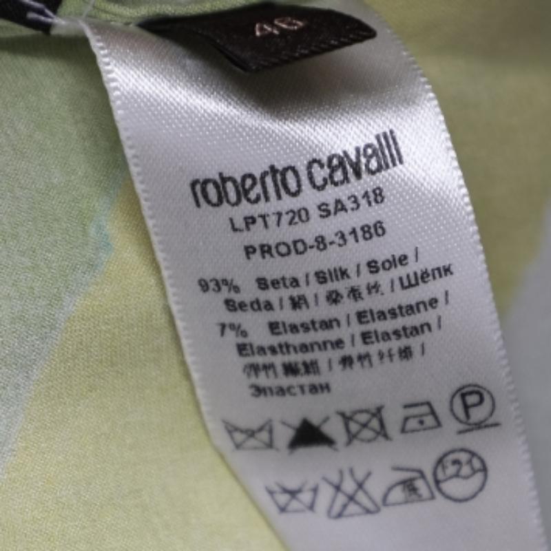 Aggiungi un tocco di colore al tuo ensemble indossando questa camicia di Roberto Cavalli. È stato confezionato con un tessuto di seta stampato multicolore e presenta un frontale con bottoni, maniche corte e colletto. Indossa questa camicia con un