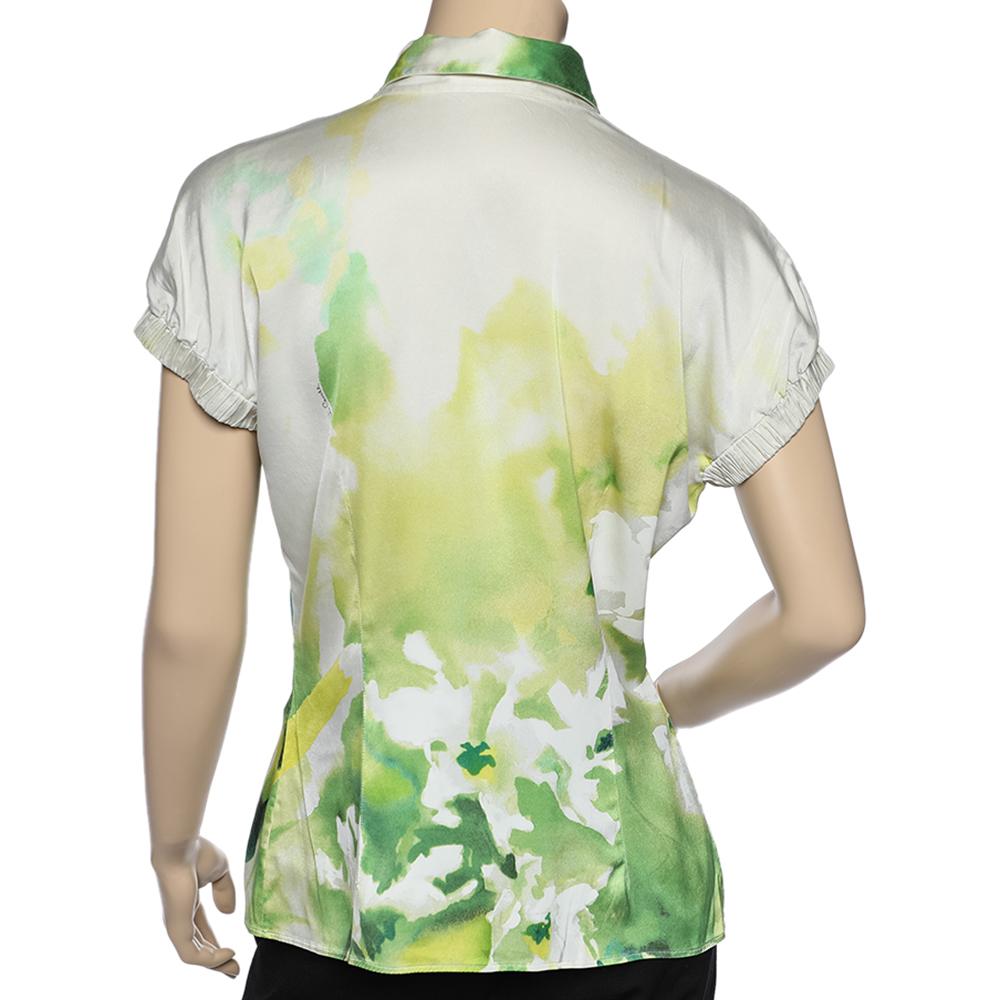 Add a pop of color to your ensemble as you wear this shirt from Roberto Cavalli. It has been tailored using multicolored printed silk fabric and exhibits a button-front feature, short sleeves, and collars. Wear this shirt with contrasting black
