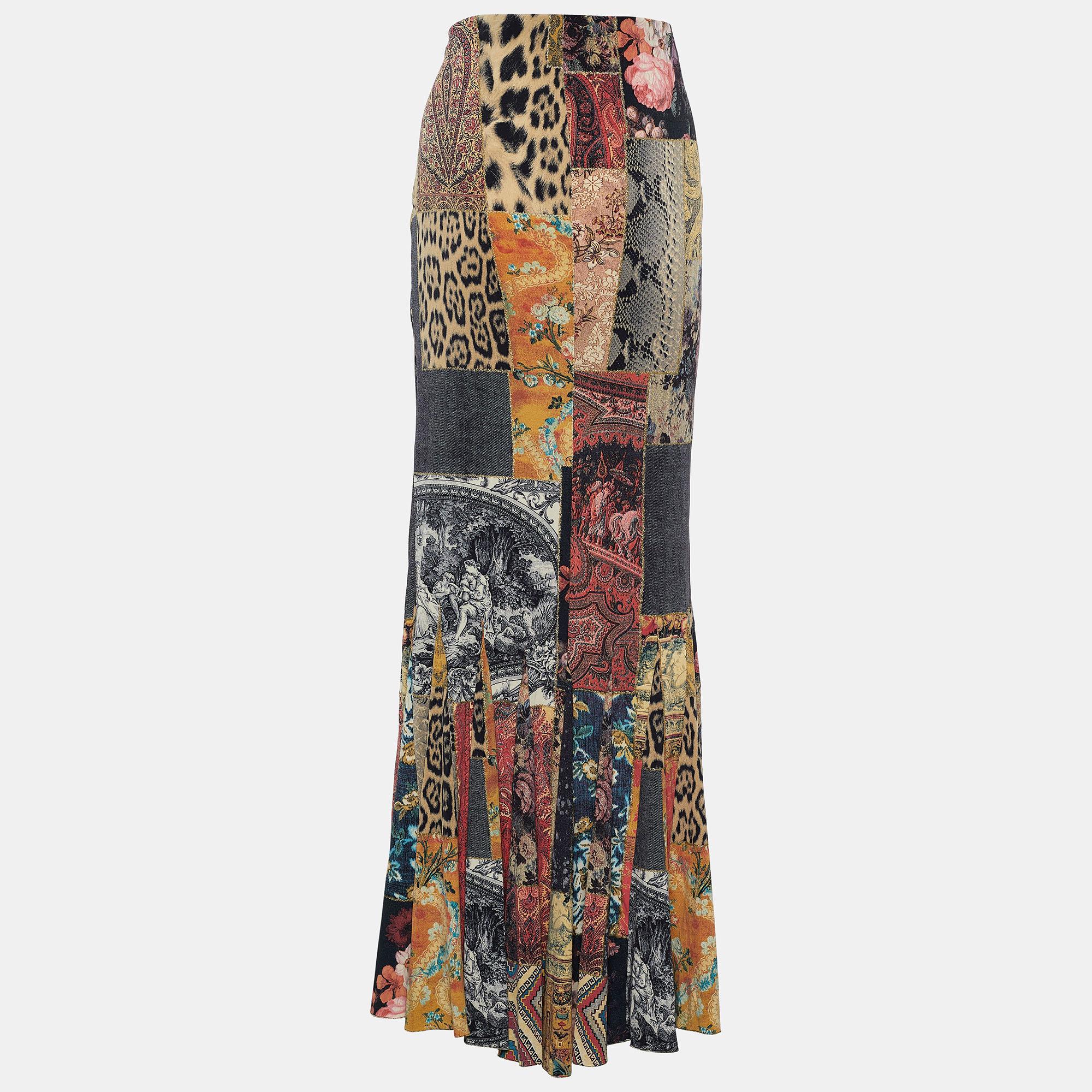This Roberto Cavalli skirt will beautifully illustrate your figure. Created from a mix of quality materials, it is made striking with a chic multicolor design and has pleat detailing at the lower part. Pair it with a solid top and minimal jewelry