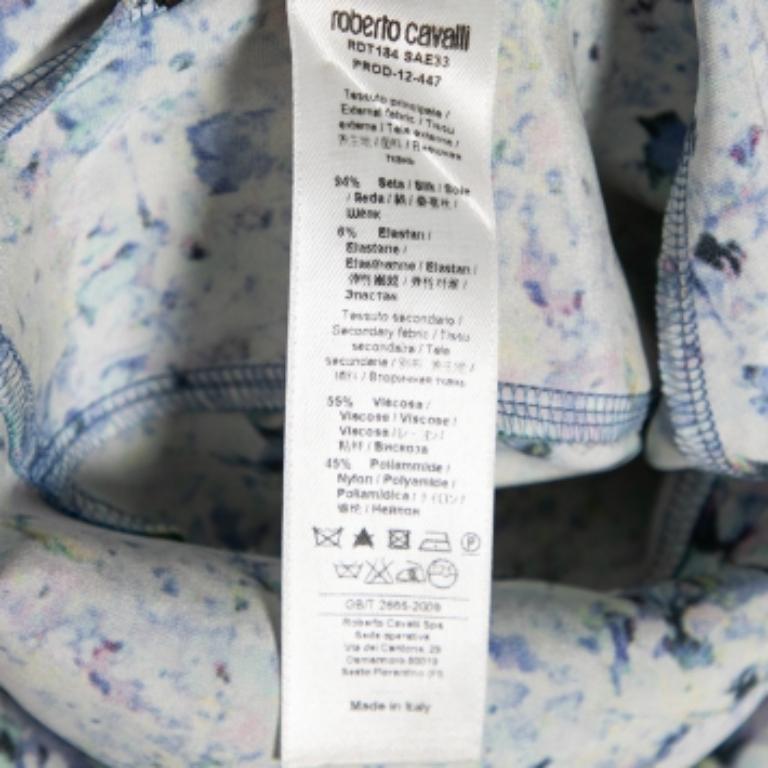 Comme cette robe de Roberto Cavalli est belle ! Confectionnée en soie imprimée multicolore, cette robe est agrémentée de bordures en dentelle complexe et d'une belle encolure. Il est doté d'une fermeture à glissière. Adoptez un style chic en portant