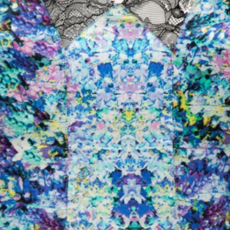 Roberto Cavalli - Robe imprimée multicolore bordée de dentelle de soie M en vente 2