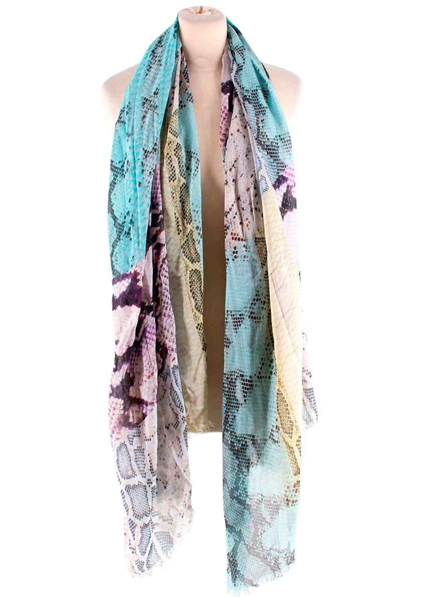 Roberto Cavalli Multicolored Snakeskin Print Cotton Scarf

-Gorgeous turquoise, pink and yellow hues 
-Made of super soft cotton 
-Branding to the pattern 
-Cheerful bright snakeskin pattern 
-Fringe detail to the hems 
-Given its generous size it