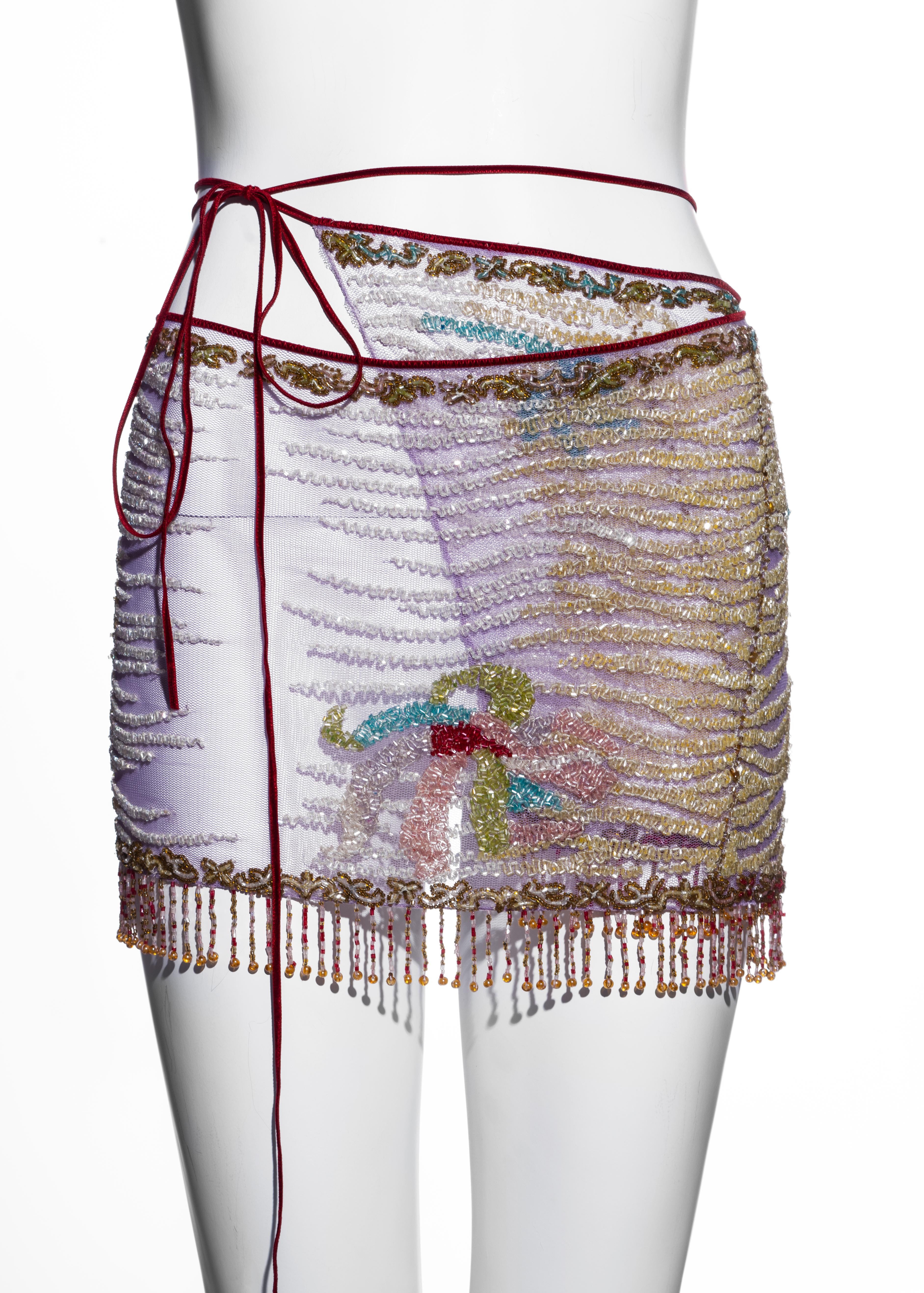 Roberto Cavalli: minigonna a portafoglio in rete con perline multicolore
100% nylon
Chiusura con stringhe di velluto rosso 
Nappe con perline lungo l'orlo 
Taglia piccola/media 
Primavera-Estate 2000
