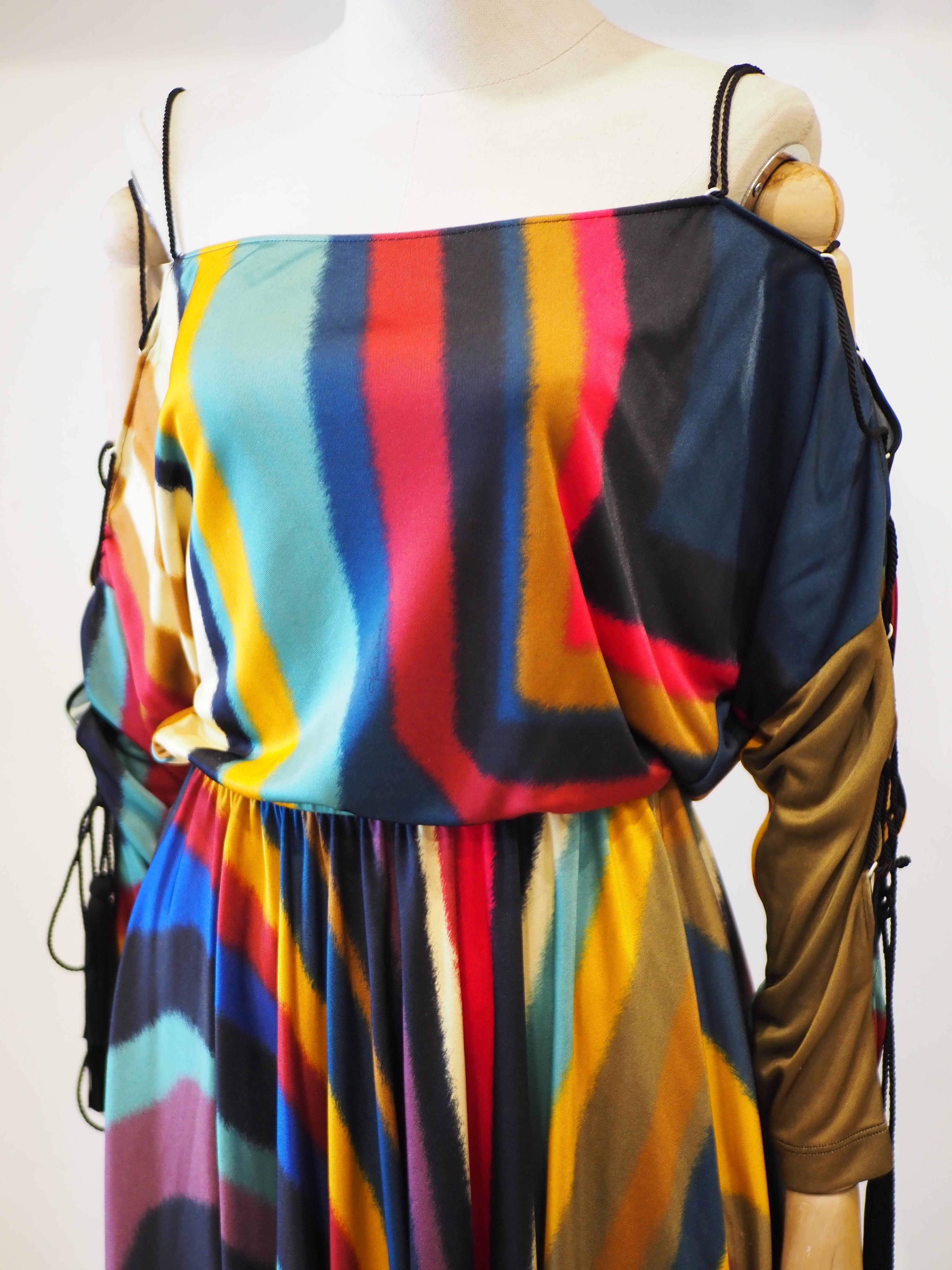 Robe multicolore Roberto Cavalli NWOT
totalement fabriqué en italie en taille 40