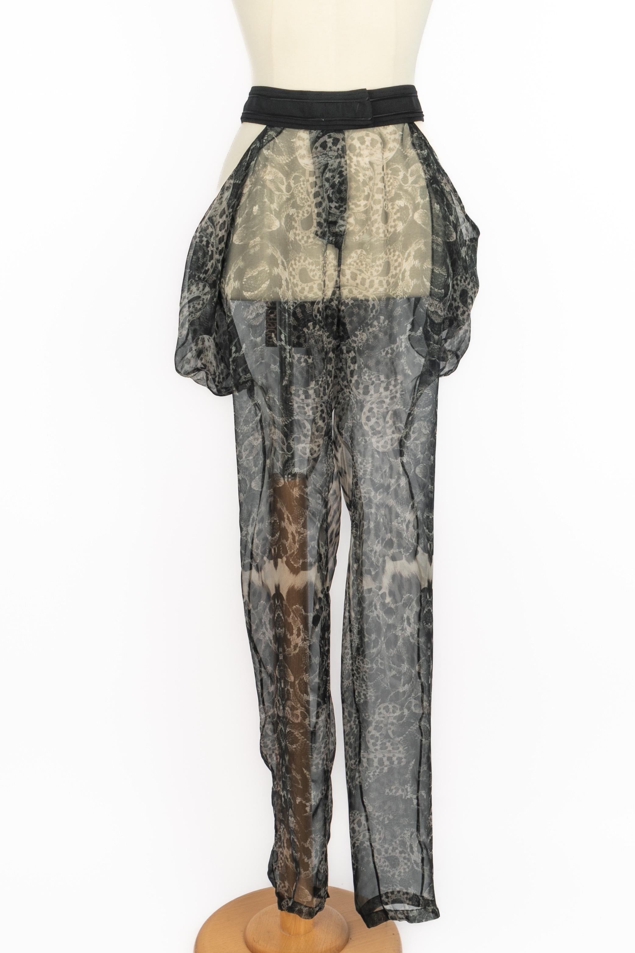 Cavalli - (Fabriqué en Italie) Pantalon en mousseline de soie avec serpents. Taille 42IT.

Condit :
Très bon état.

Dimensions :
Taille : 39 cm - Longueur : 105 cm

SKU:FJ212