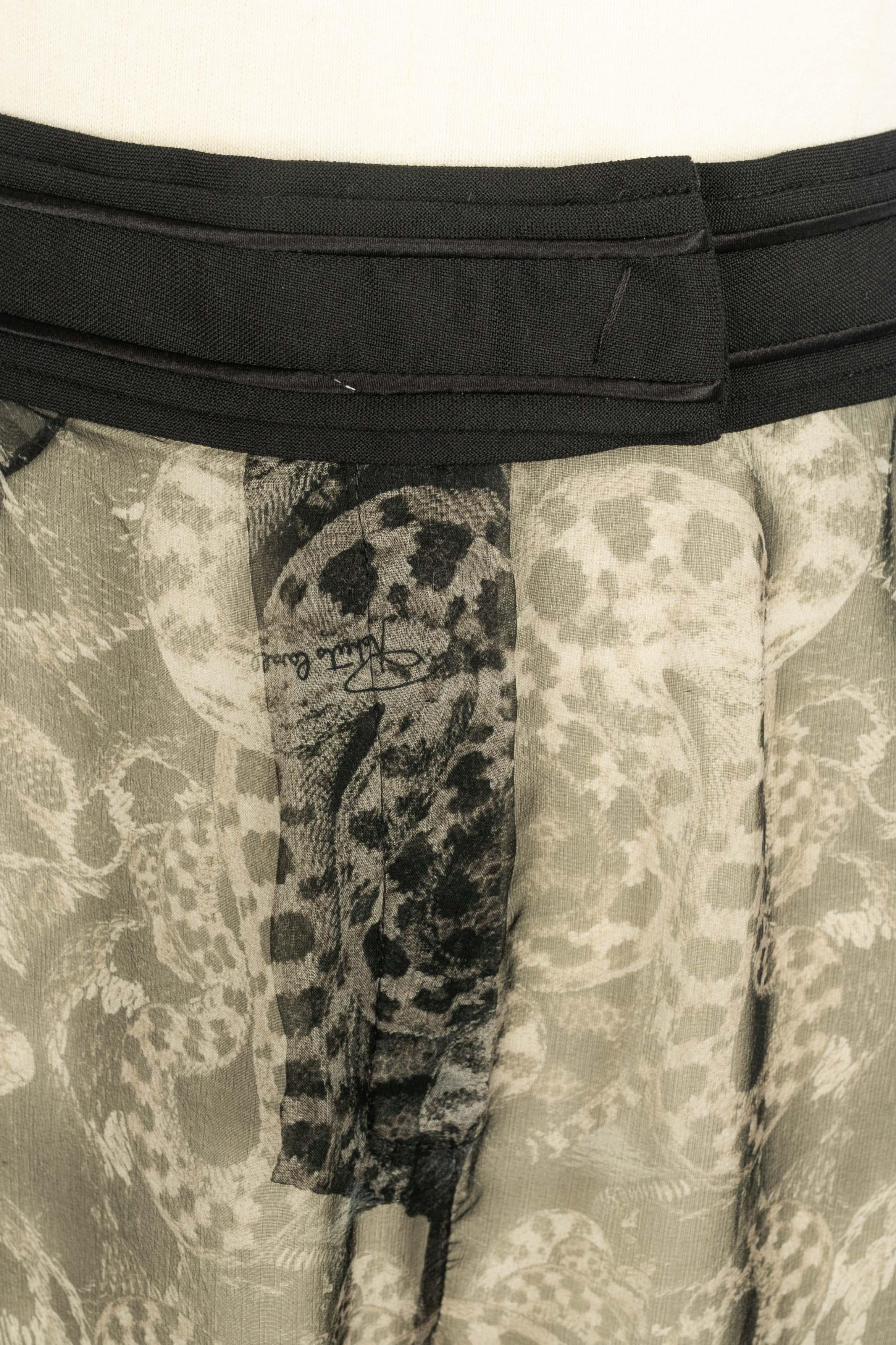 Gris Pantalon en mousseline Roberto Cavalli en vente