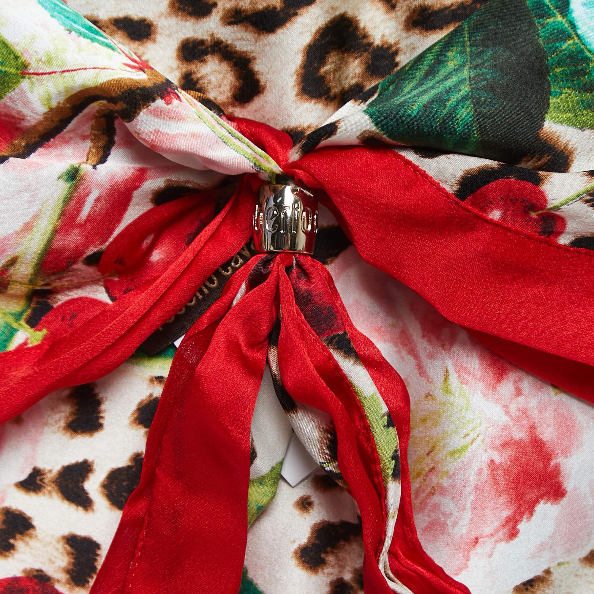 Classy and stylish are some words that come to our minds when we have a look at the scarf. The label brings you this versatile creation made from luxurious materials that you style with many outfits.