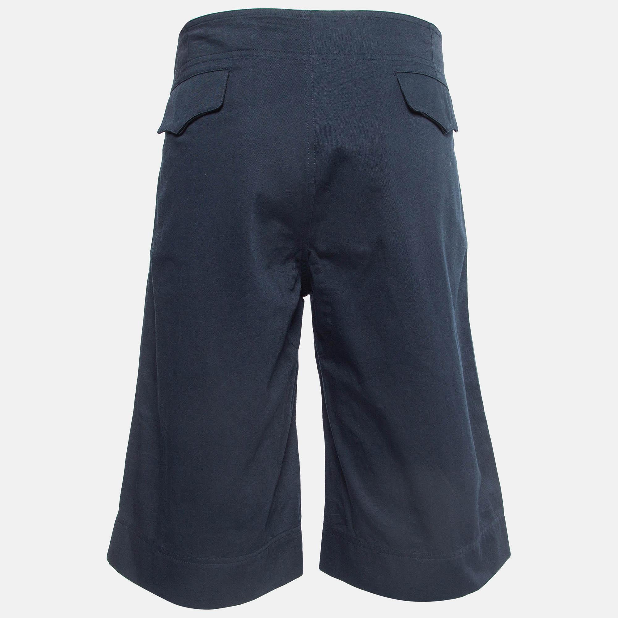 Beachy vacations call for a stylish pair of shorts like this. Stitched using high-quality fabric, this pair of shorts is styled with classic details and has a superb length. Wear it with T-shirts.