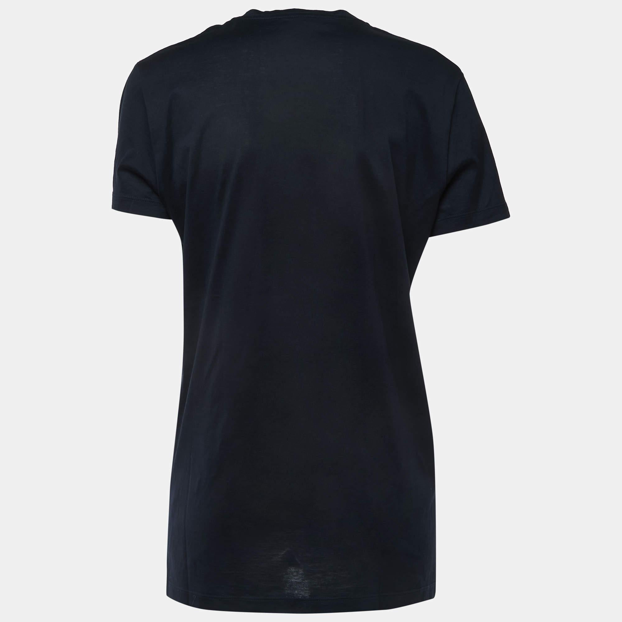 Get the comfort and the right casual style with this designer T shirt. Designed to be reliable and durable the creation has a simple neckline and signature detailing.