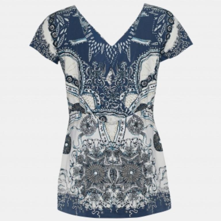 Migliora il tuo stile con questo grazioso top di Roberto Cavalli. Caratterizzata da una stampa artistica, ha maniche corte e collo a V. Abbinalo a una gonna o a un pantalone per un pranzo fuori casa.
