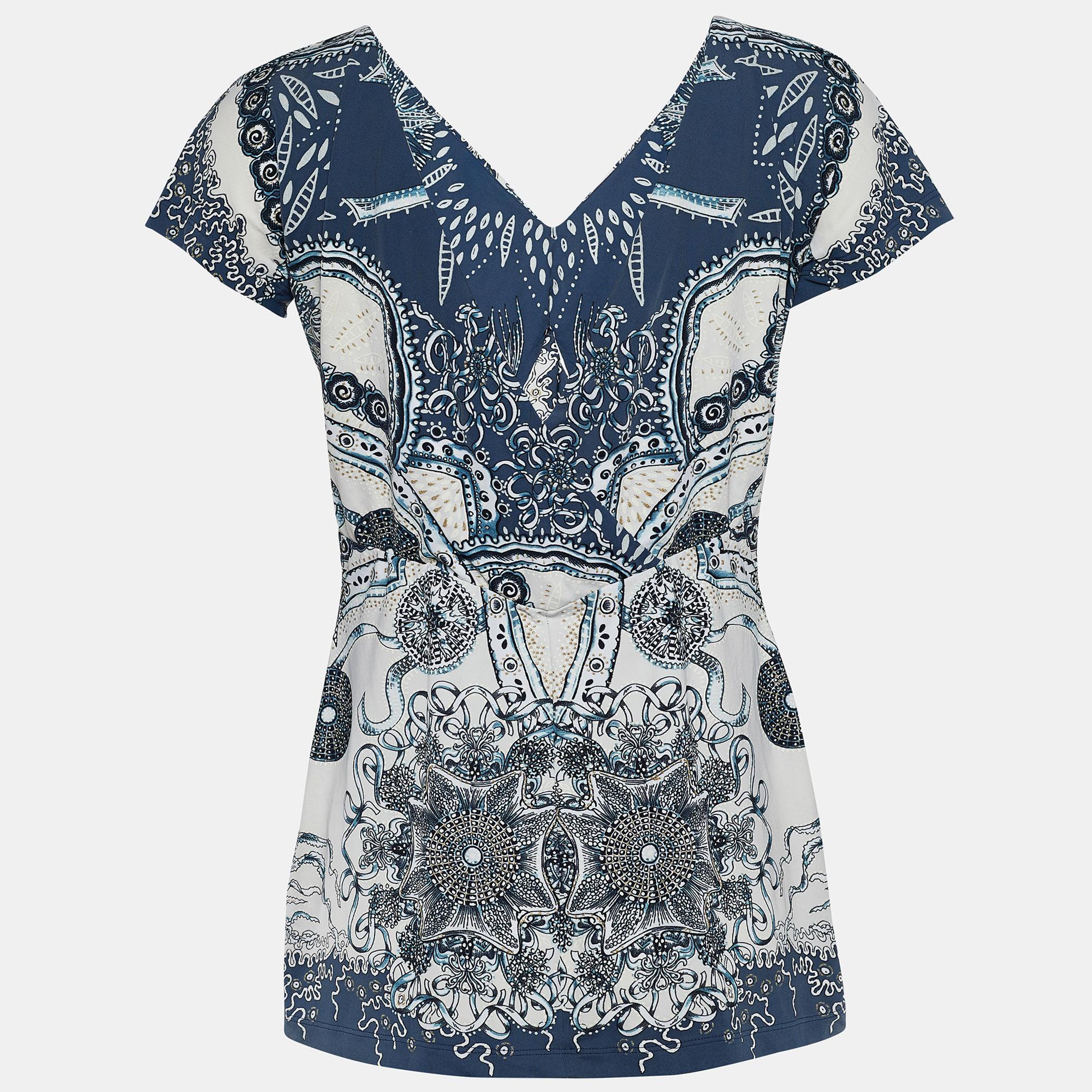 Upgrade your style with this lovely top from Roberto Cavalli. Featuring an artistic print, it has short sleeves and a V neck. Team it with a skirt or trousers for lunch outings.

Includes: Info Booklet, Price Tag