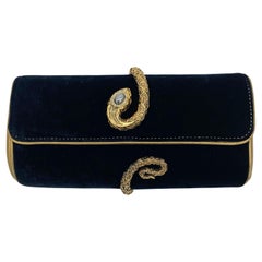 Roberto Cavalli Marineblaue Samt-Clutch mit Goldschlangenmuster