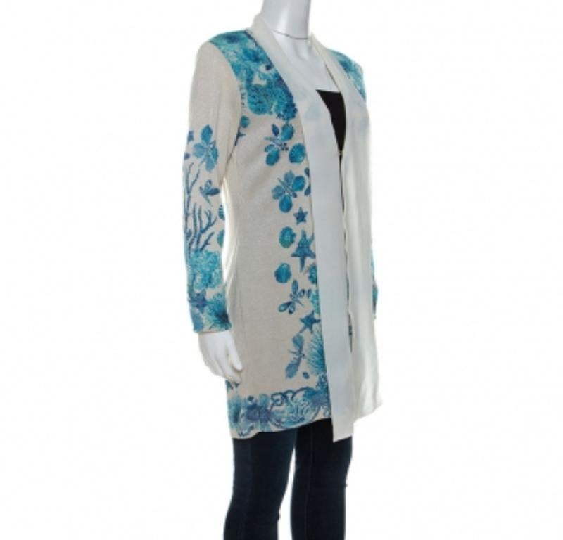 Un esempio di moda semplice è questo cardigan di Roberto Cavalli. È realizzato in misto lana e cade sotto i fianchi. Il cardigan presenta inoltre una chiusura a gancetto, stampe subacquee e maniche lunghe. Il comfort è elevato.