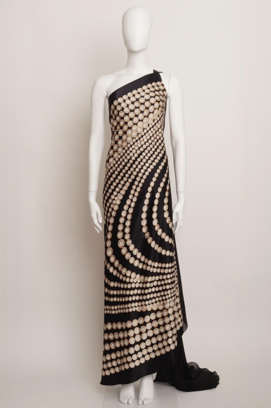 ROBERTO CAVALLI LONGUE ROBE ONE SHOULDER AVEC IMPRESSION DE PERLES ET LONGUE CEINTURE EN SOIE NOIRE TAILLE 38 IL

Étonnante robe longue à une épaule de Roberto Cavalli en soie noire avec imprimé de perles crème et or. 
Bretelles asymétriques au dos