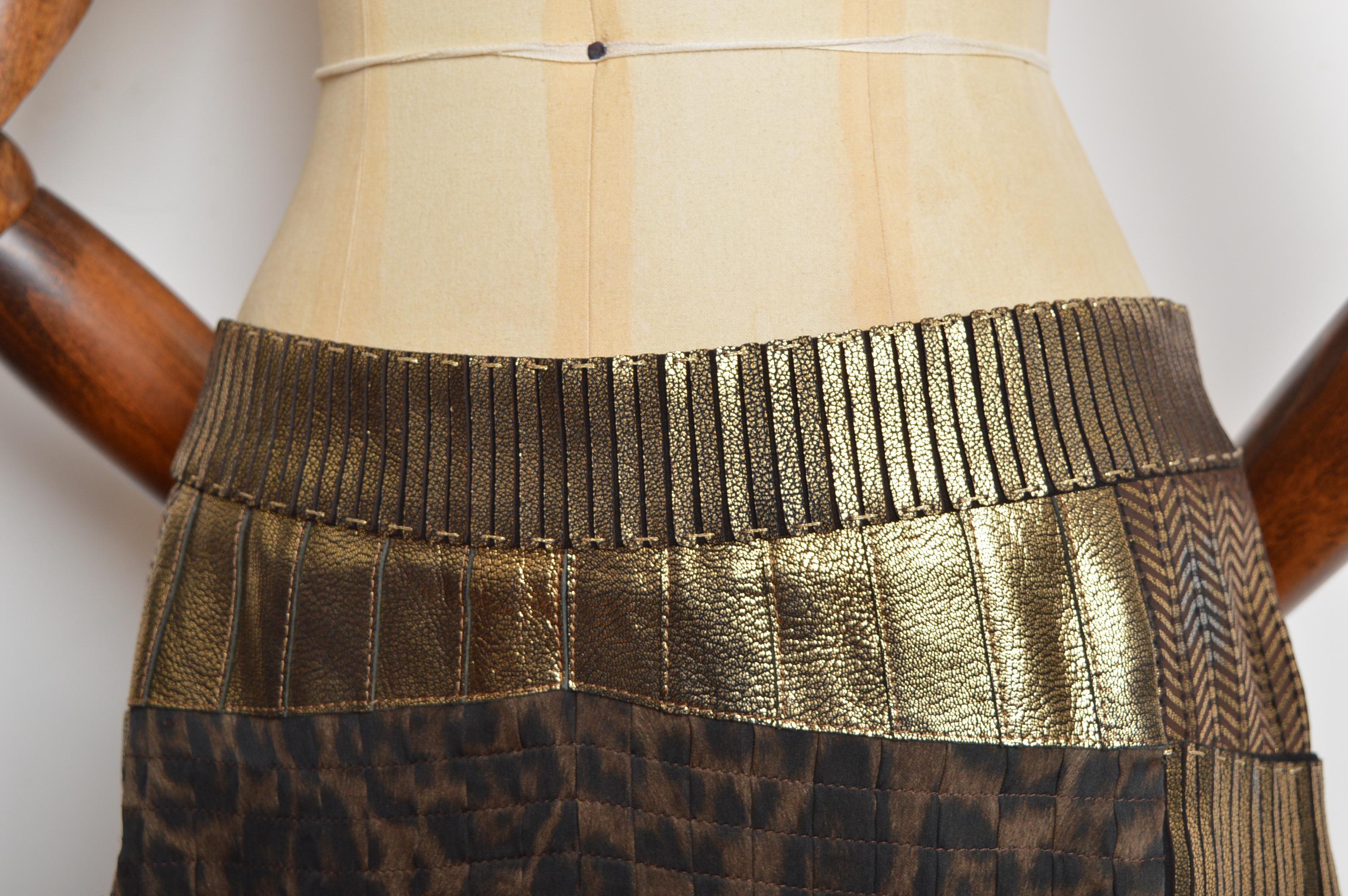 Roberto Cavalli Opulenter 2000er plissierter goldener Leder-Minirock mit niedriger Taille (Schwarz) im Angebot