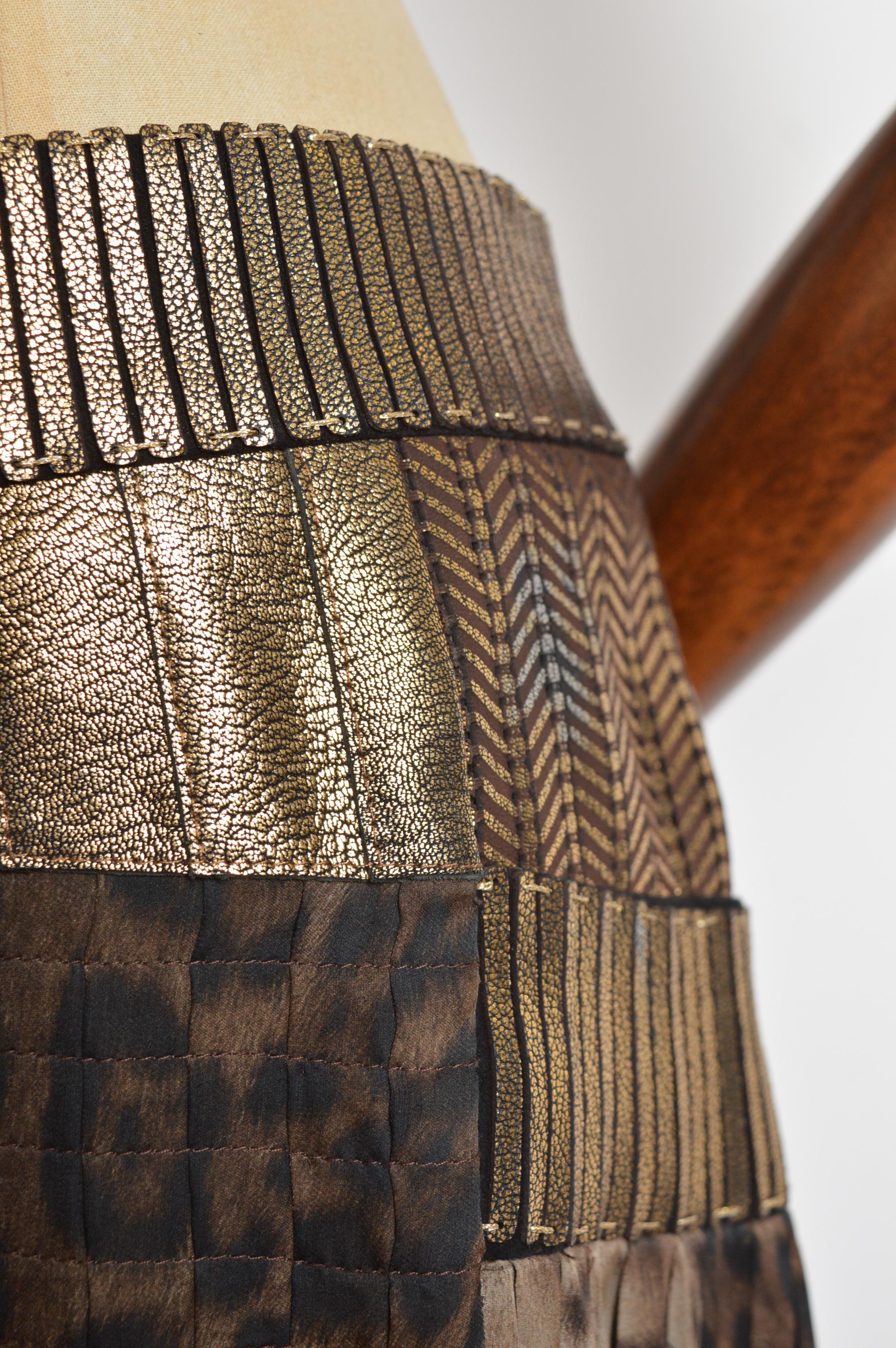 Roberto Cavalli Opulenter 2000er plissierter goldener Leder-Minirock mit niedriger Taille im Zustand „Gut“ im Angebot in Sheffield, GB