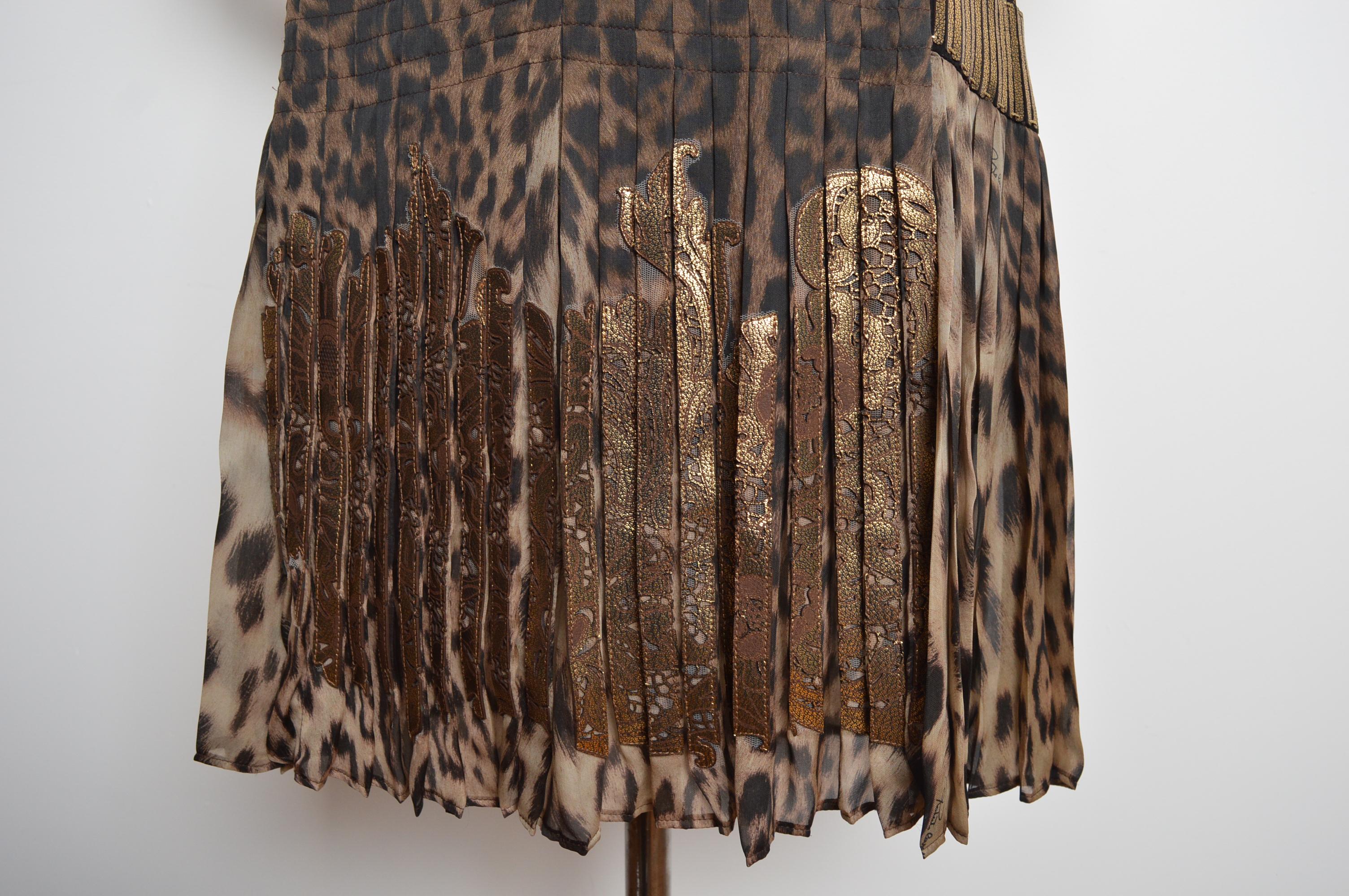 Roberto Cavalli Opulenter 2000er plissierter goldener Leder-Minirock mit niedriger Taille Damen im Angebot