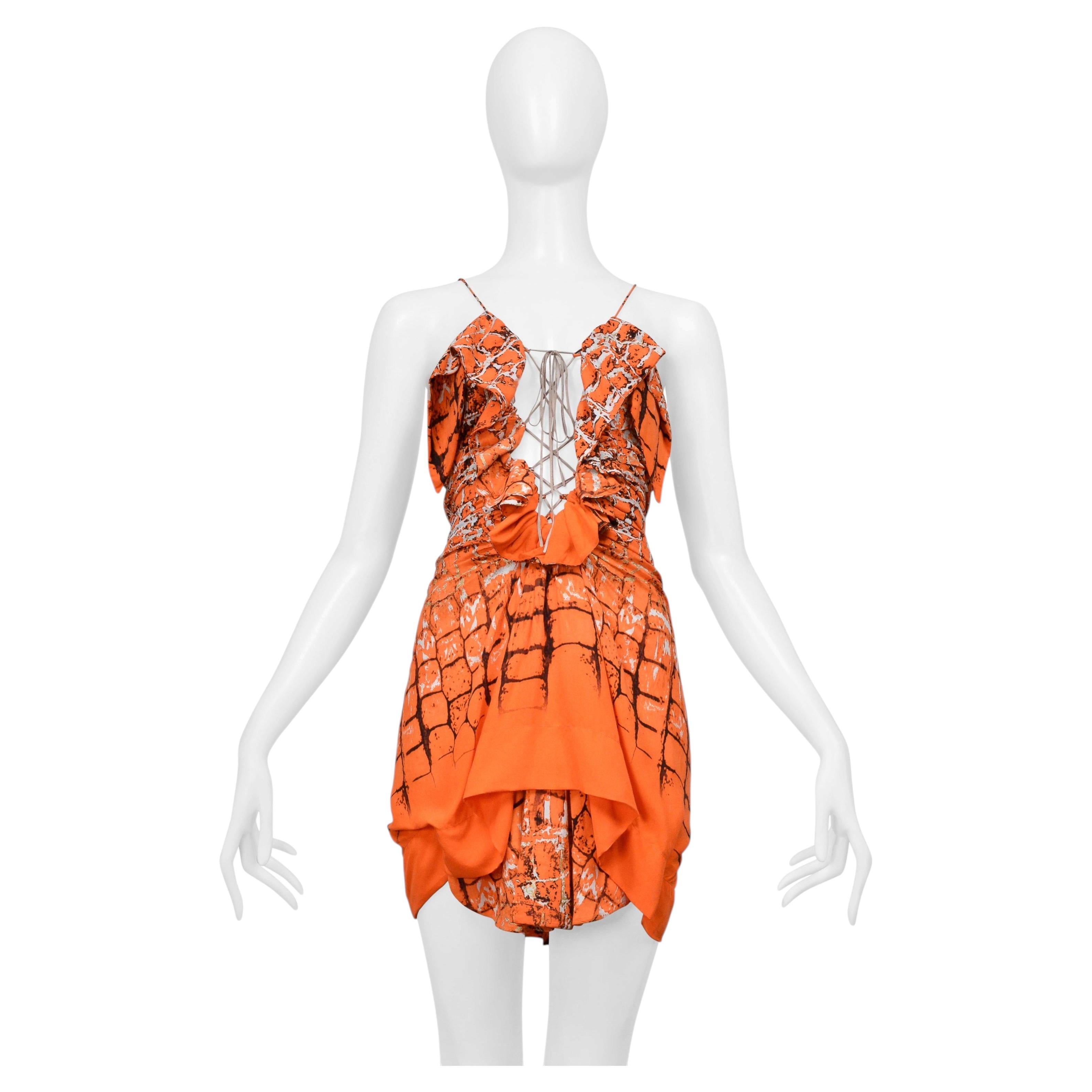 Minivestido de Roberto Cavalli con estampado abstracto naranja y cordones de ante en la parte delantera