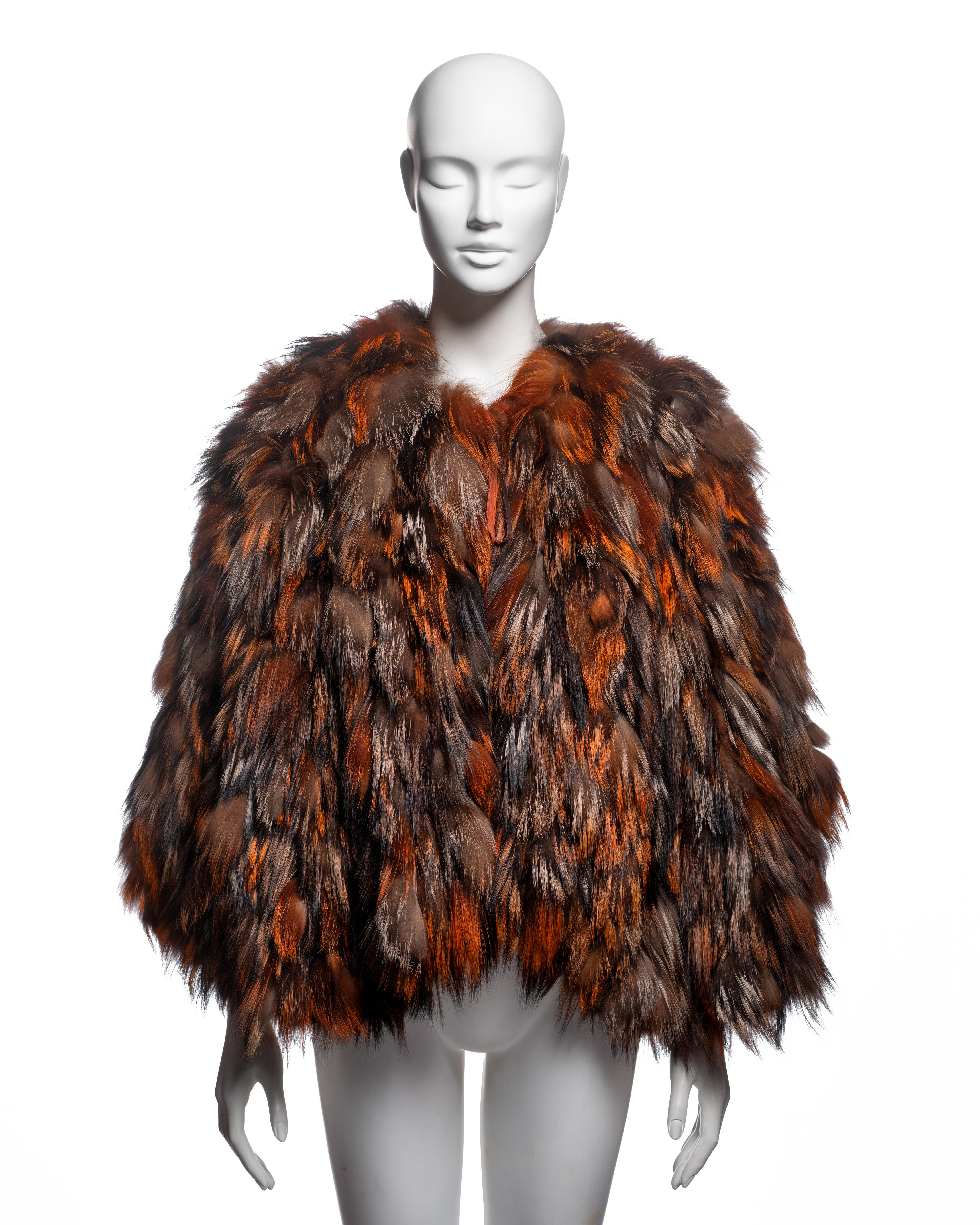 Cape en pellets de Roberto Cavalli en fourrure de renard multicolore rouge, rouille, marron et noir, fabriquée à partir de peaux densément superposées et orientées verticalement pour créer une silhouette ample et arrondie tombant approximativement à