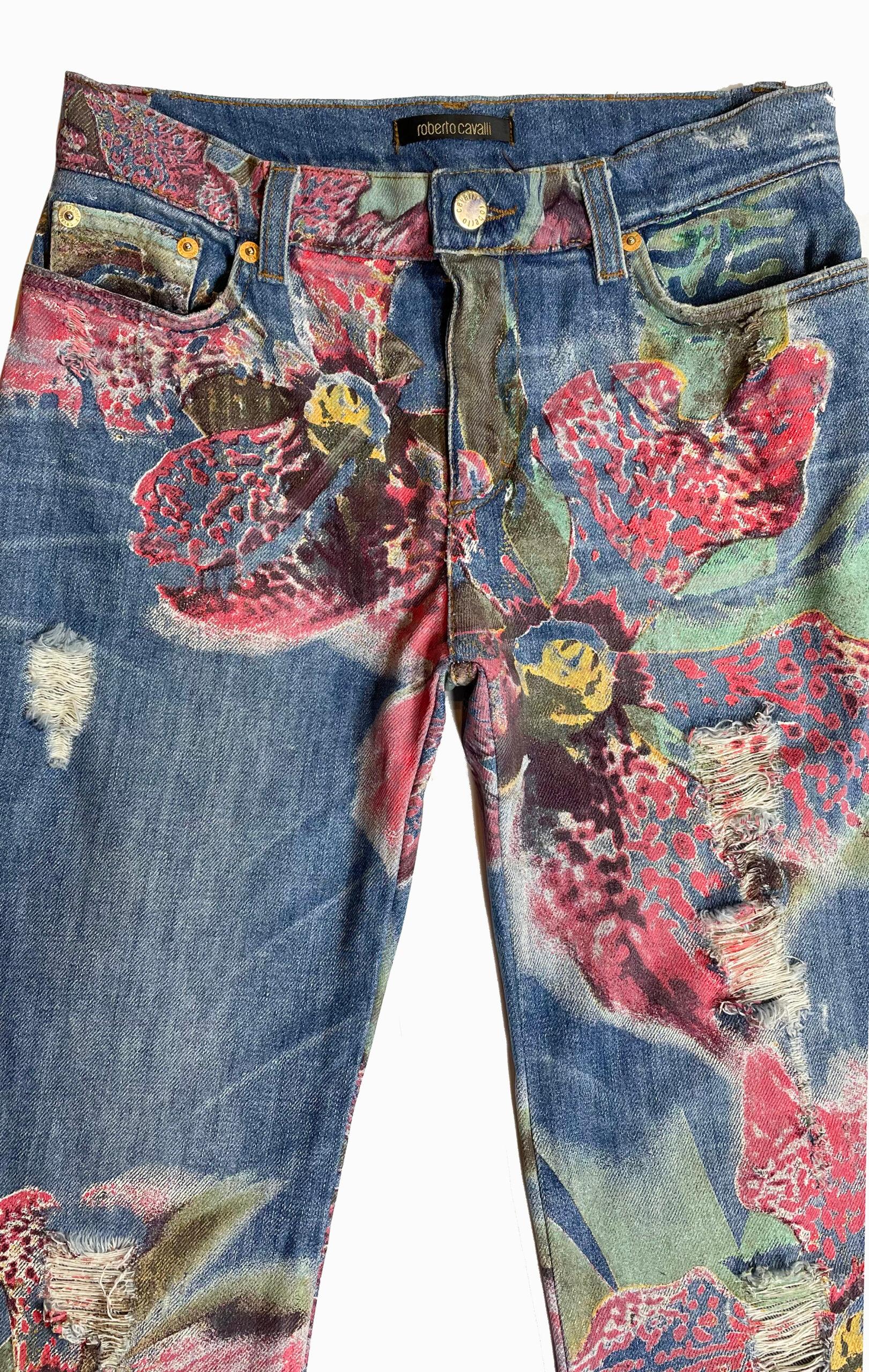 Roberto Cavalli orchid print jeans

Size –  XS

Length – 102 cm

Waist – 72cm

Hips – 90cm

Fabric – 98% cotton, 2% lycra

Condition – very good

........Additional information ........

- Photo might be slightly different from actual item in terms