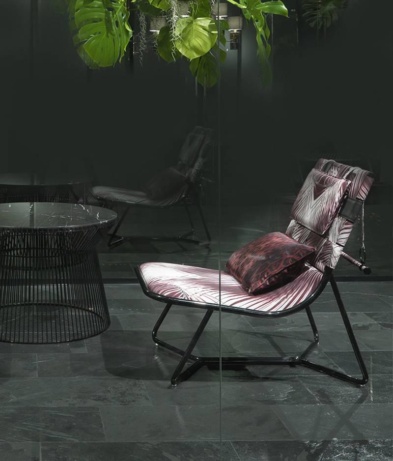 Armchair with metal frame and polished black finishes. Jungle fabric upholstery and cushion. Perfect for outdoor use.
