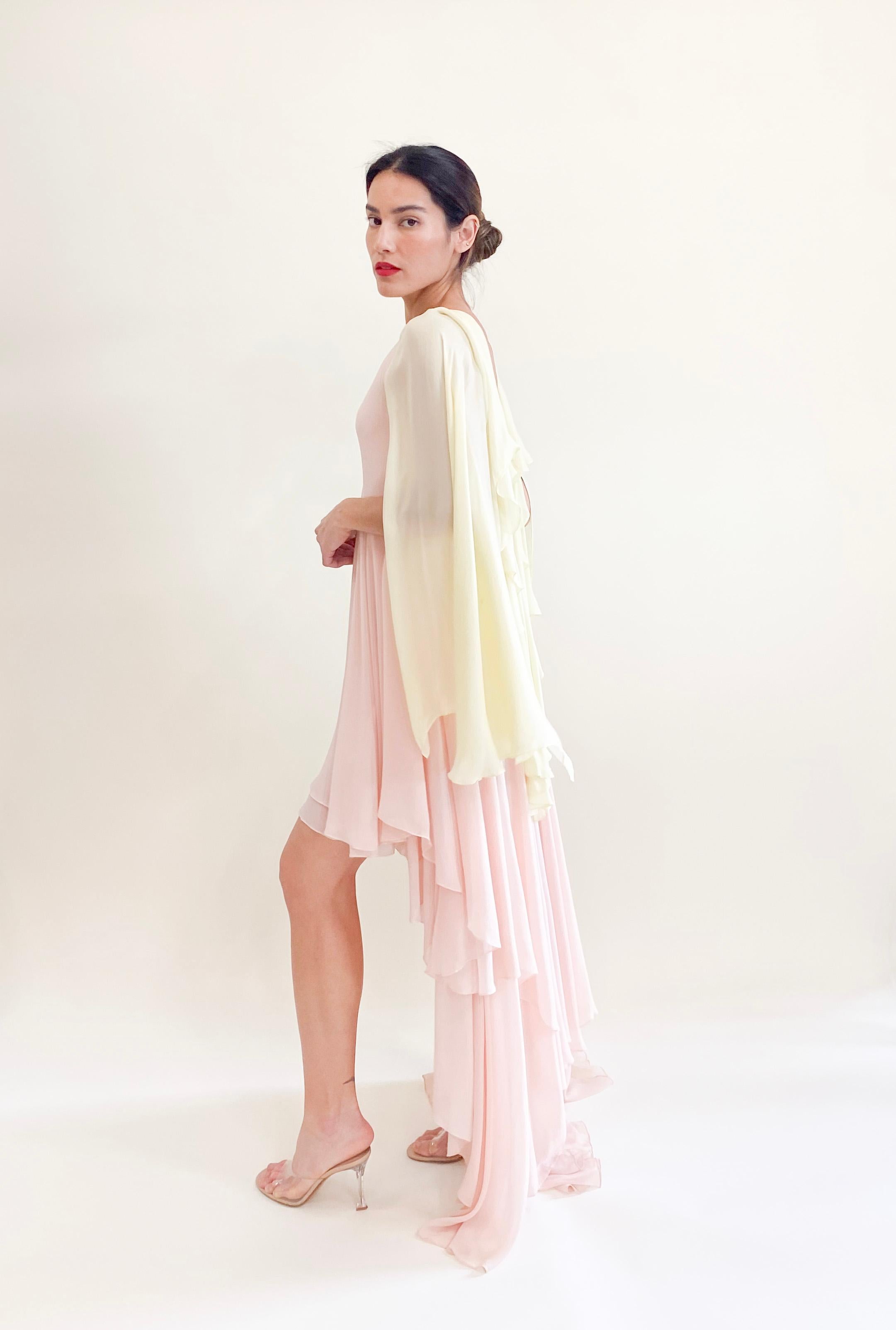 Roberto Cavalli Vestido de talle alto drapeado en gasa rosa pastel y amarillo con alas de ángel Beige en venta