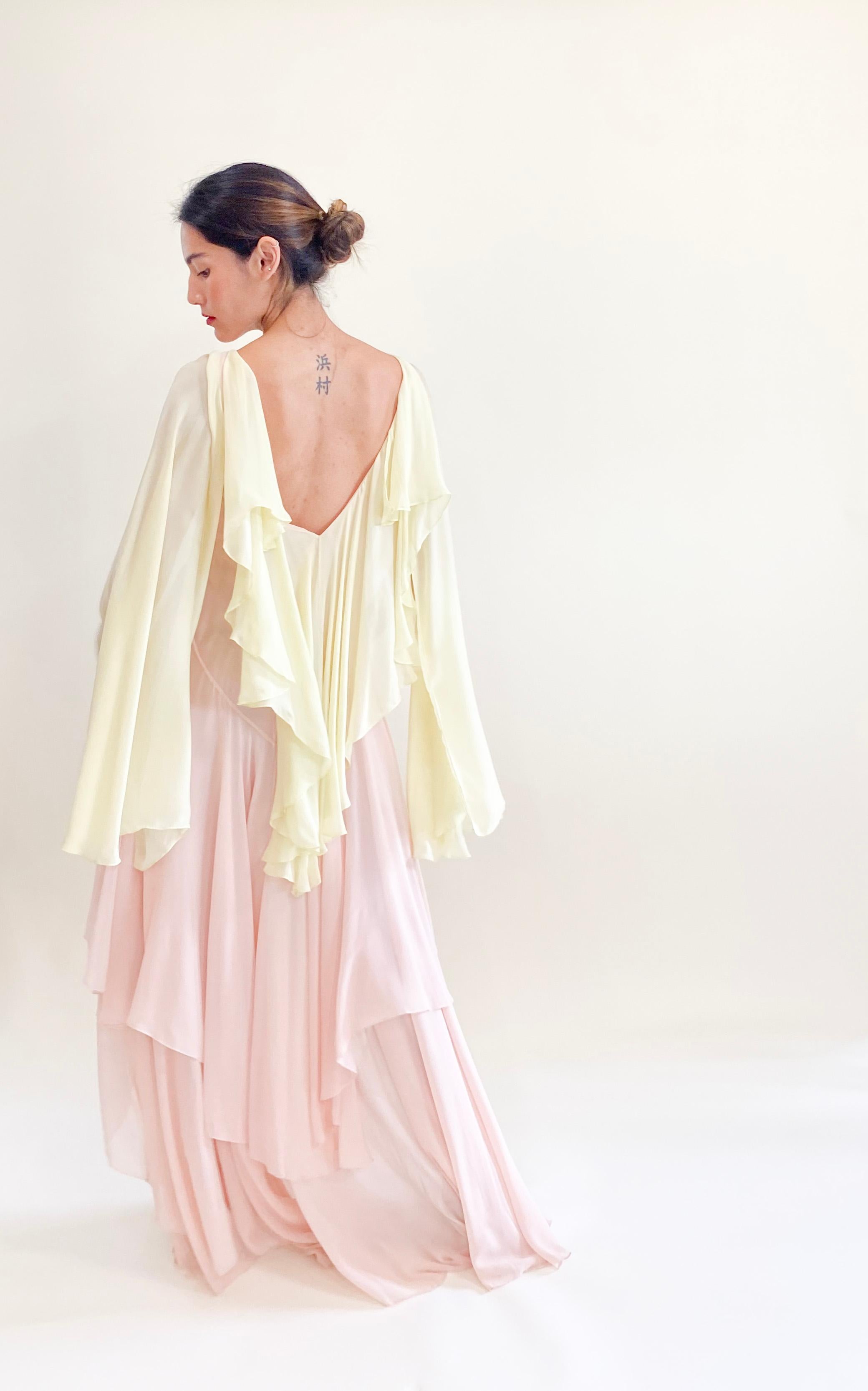 Roberto Cavalli Vestido de talle alto drapeado en gasa rosa pastel y amarillo con alas de ángel en Bueno estado para la venta en Los Angeles, CA