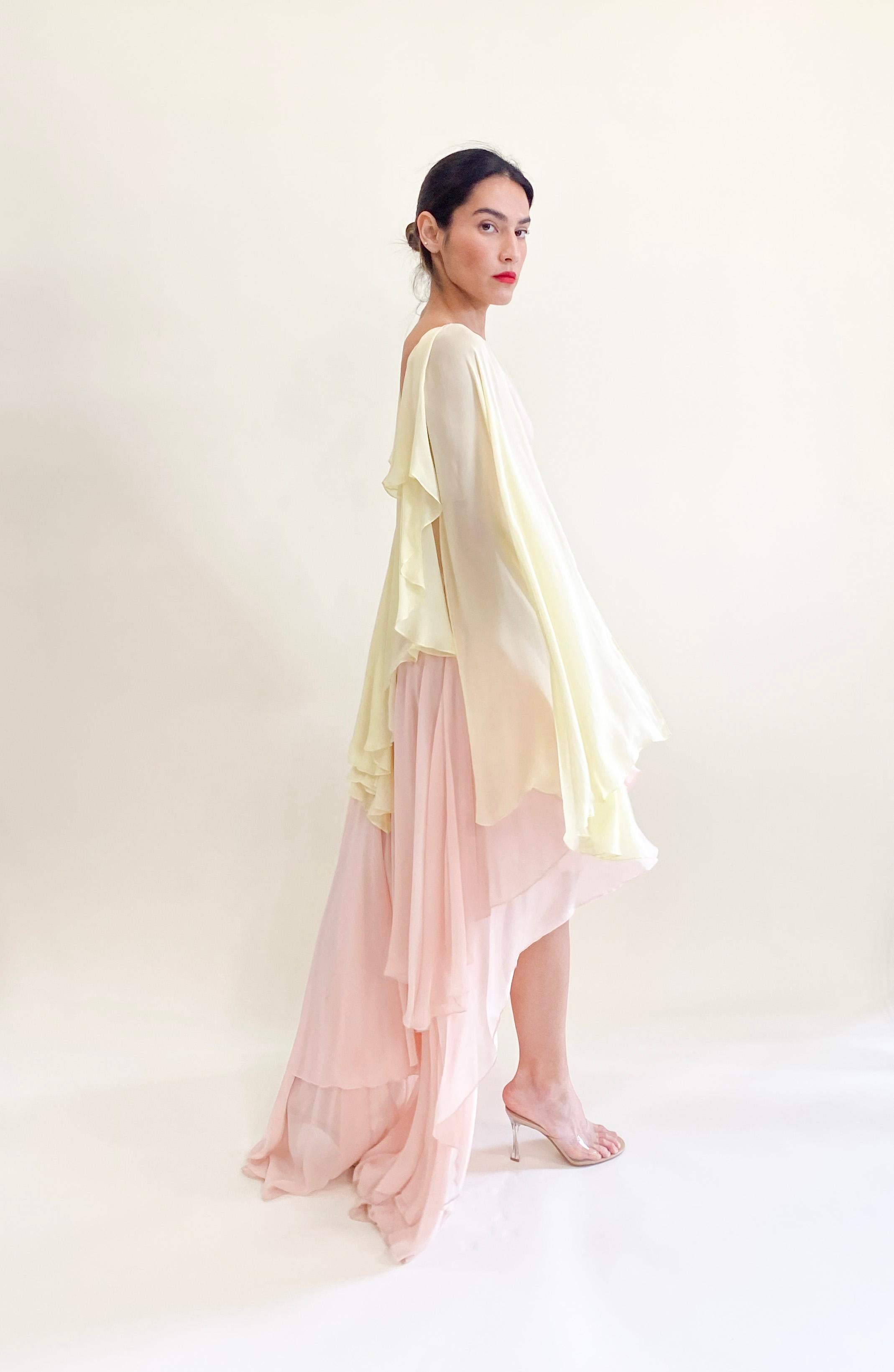 Roberto Cavalli Vestido de talle alto drapeado en gasa rosa pastel y amarillo con alas de ángel en venta 1