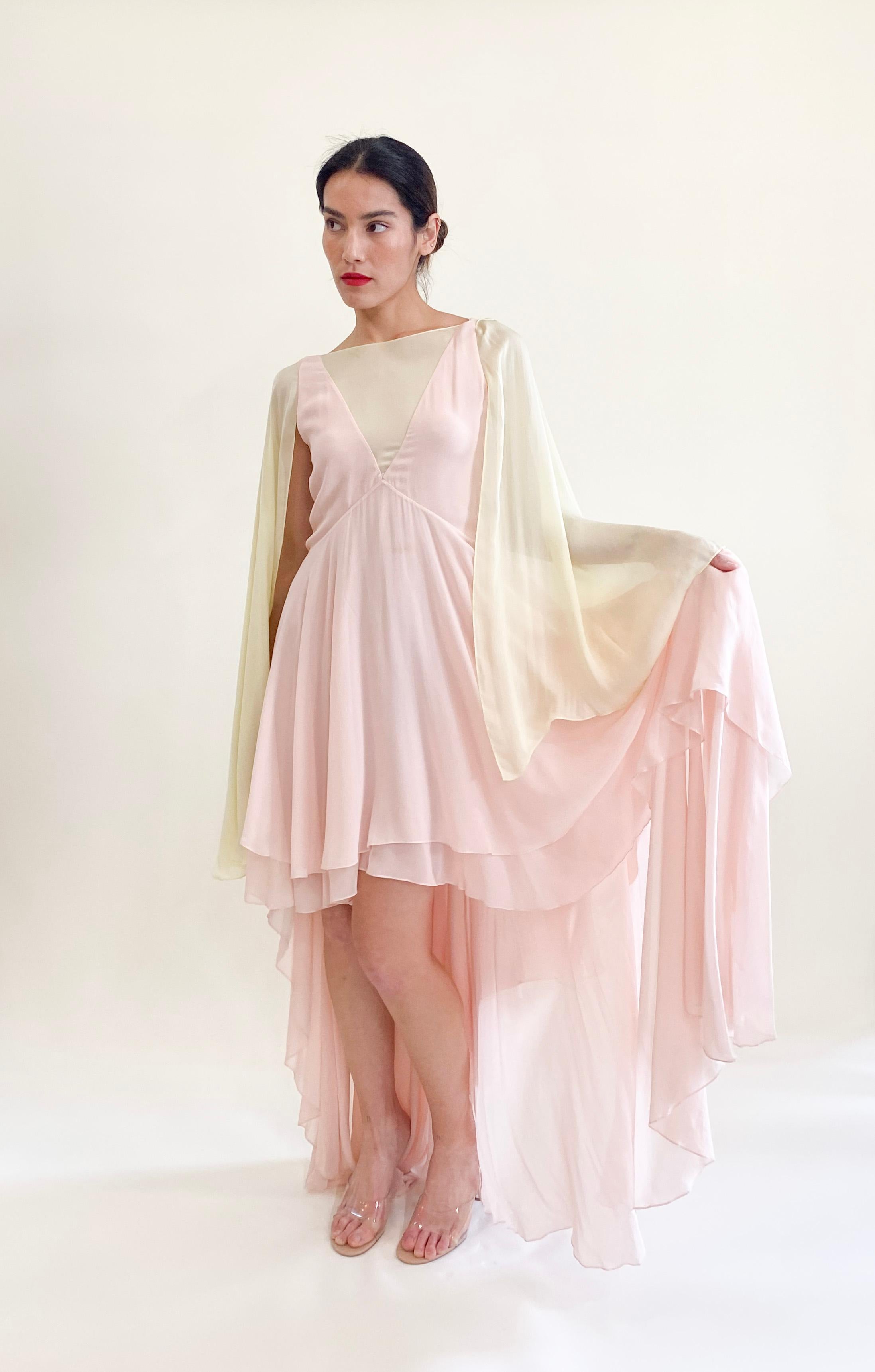 Roberto Cavalli Vestido de talle alto drapeado en gasa rosa pastel y amarillo con alas de ángel en venta 2